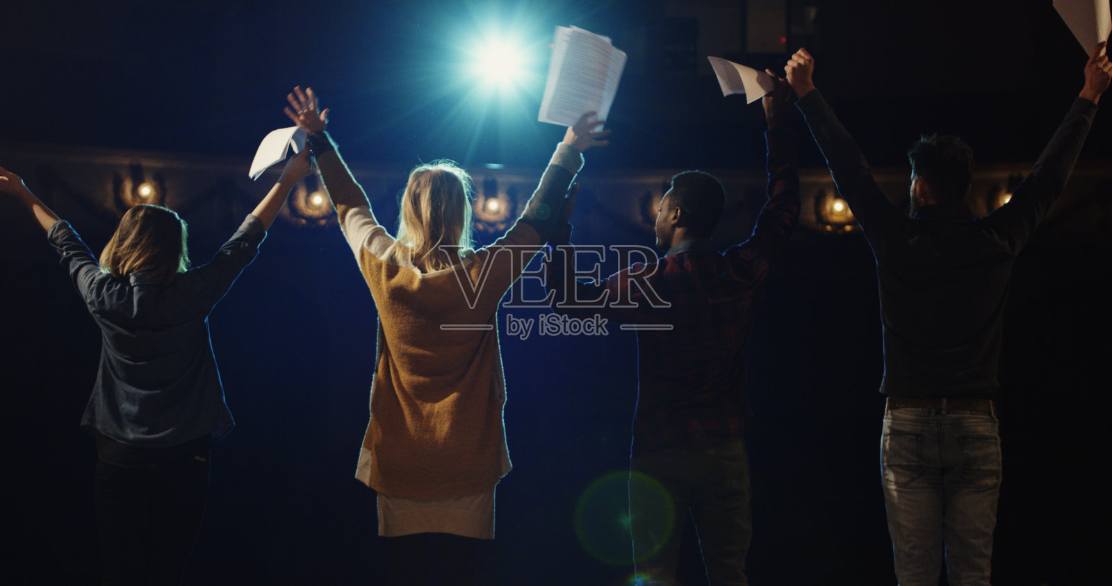 在剧院里演员向观众鞠躬照片摄影图片