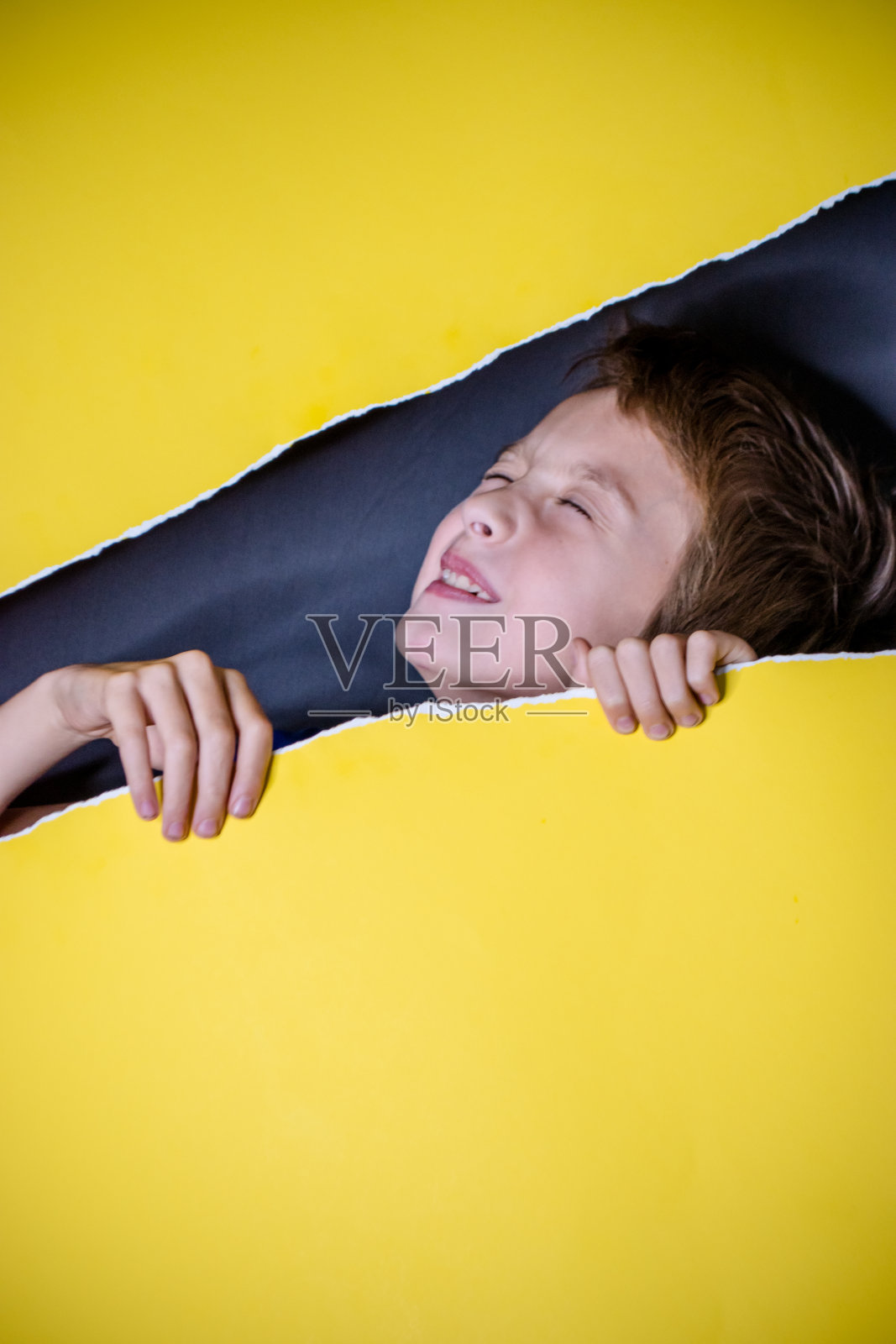 年轻的窥视照片摄影图片