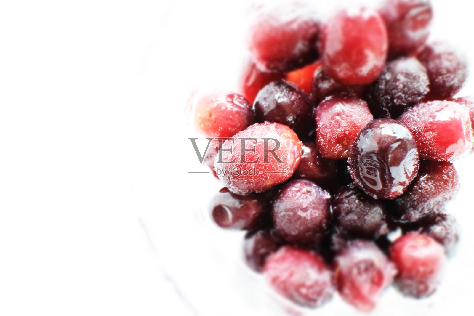 玻璃碗上的冰冻葡萄照片摄影图片