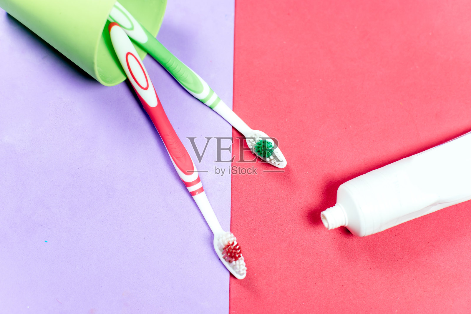彩色背景上的牙刷和牙膏照片摄影图片