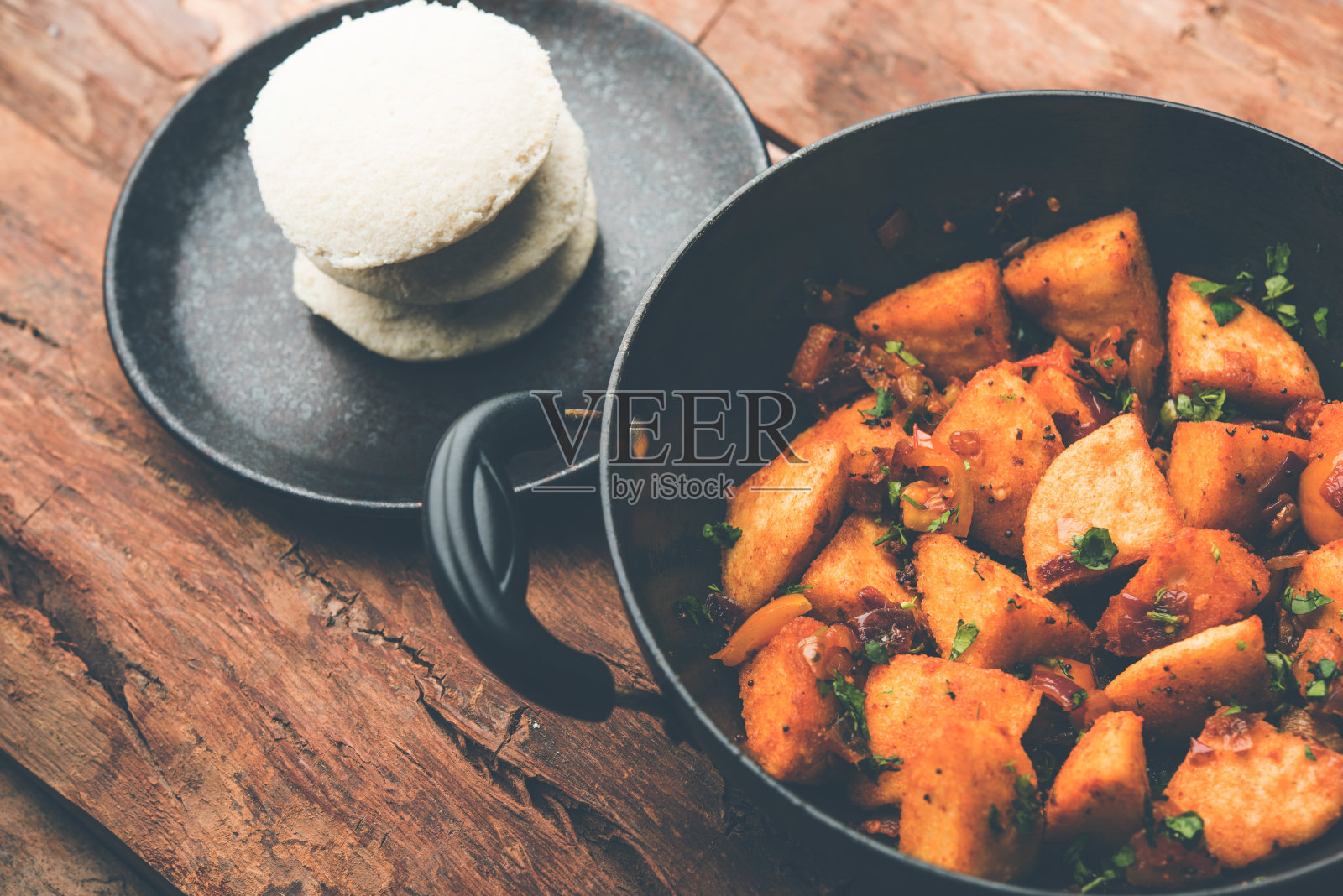 马萨拉炸马铃薯——南印度小吃，用吃剩的东西和番茄酱一起吃。有选择性的重点照片摄影图片