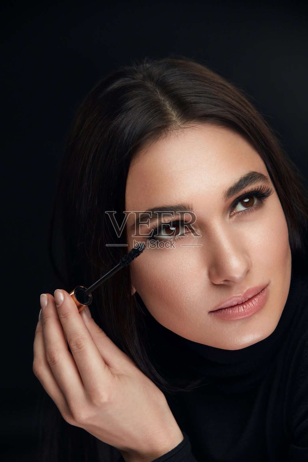 妆化妆品。用黑色睫毛膏的漂亮女人照片摄影图片