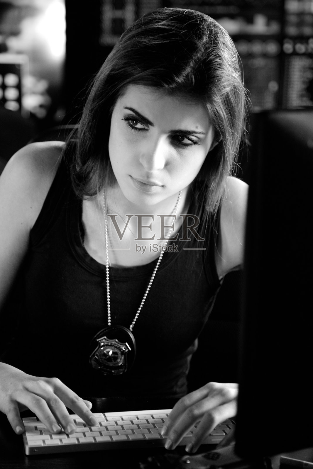 酷强大的女性联邦调查局探员在办公室垂直工作照片摄影图片