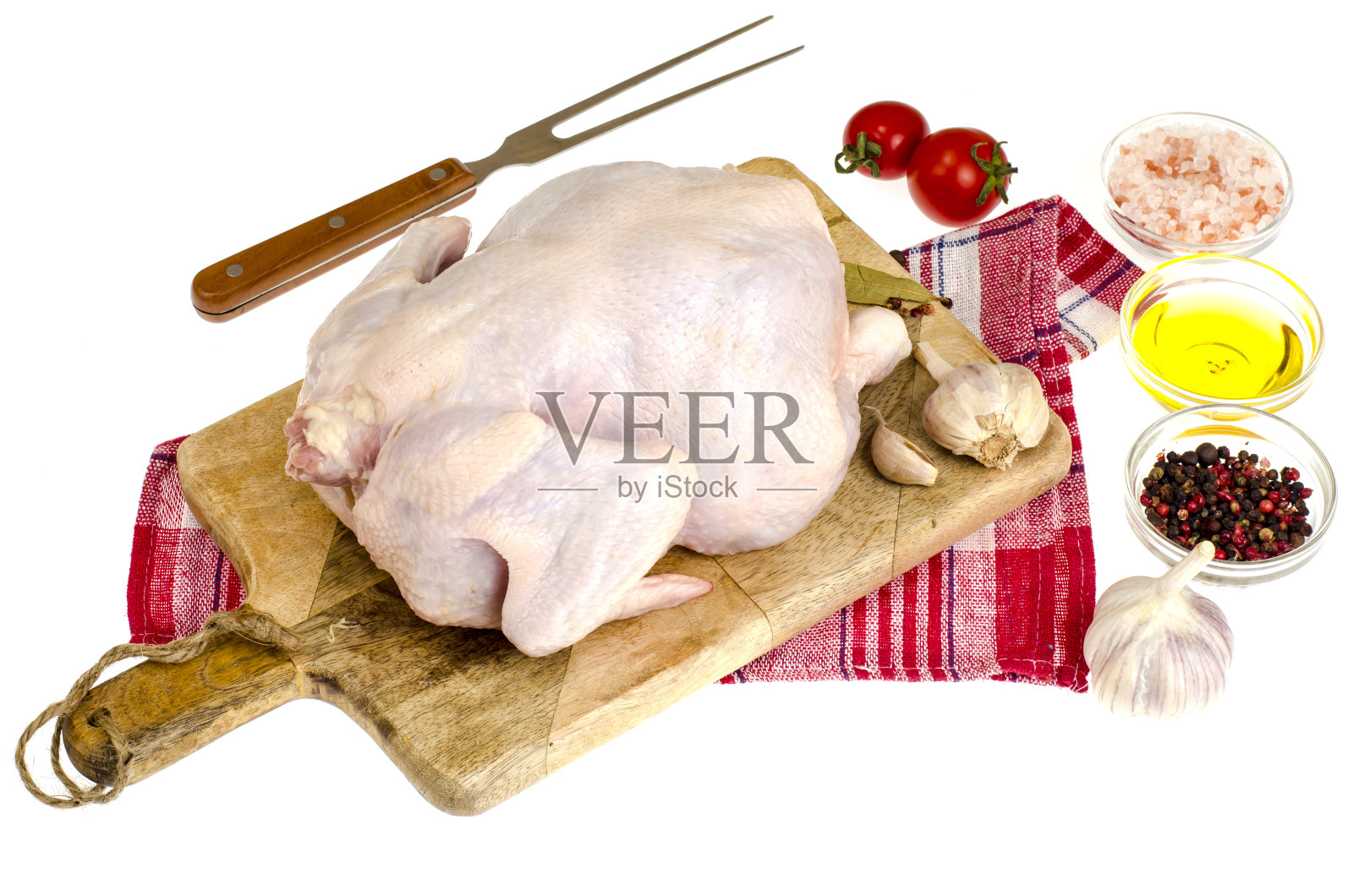 生鸡肉与蔬菜和香料放在砧板上，准备烹调，白色背景照片摄影图片