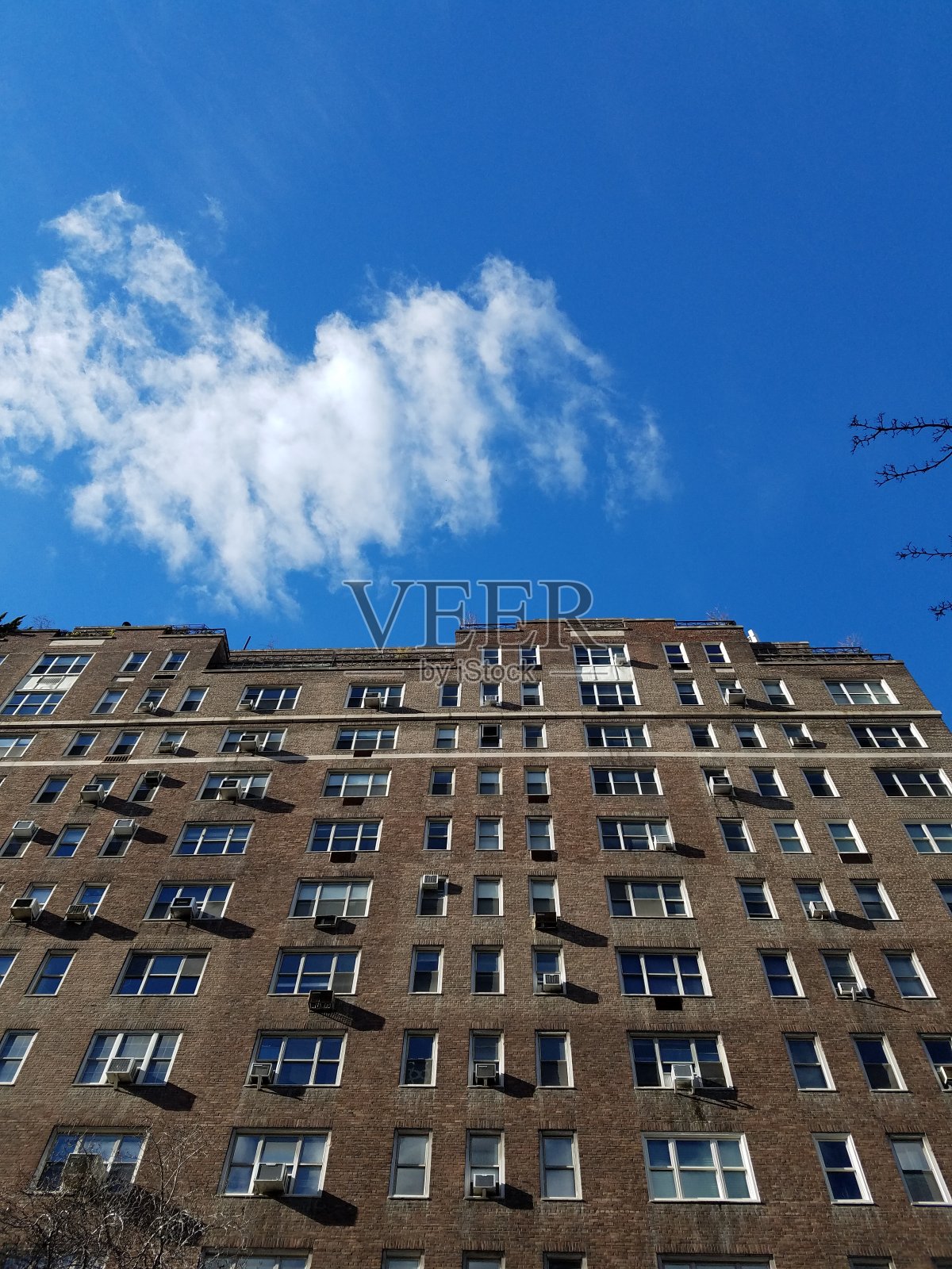 明亮的蓝色天空和建筑立面照片摄影图片