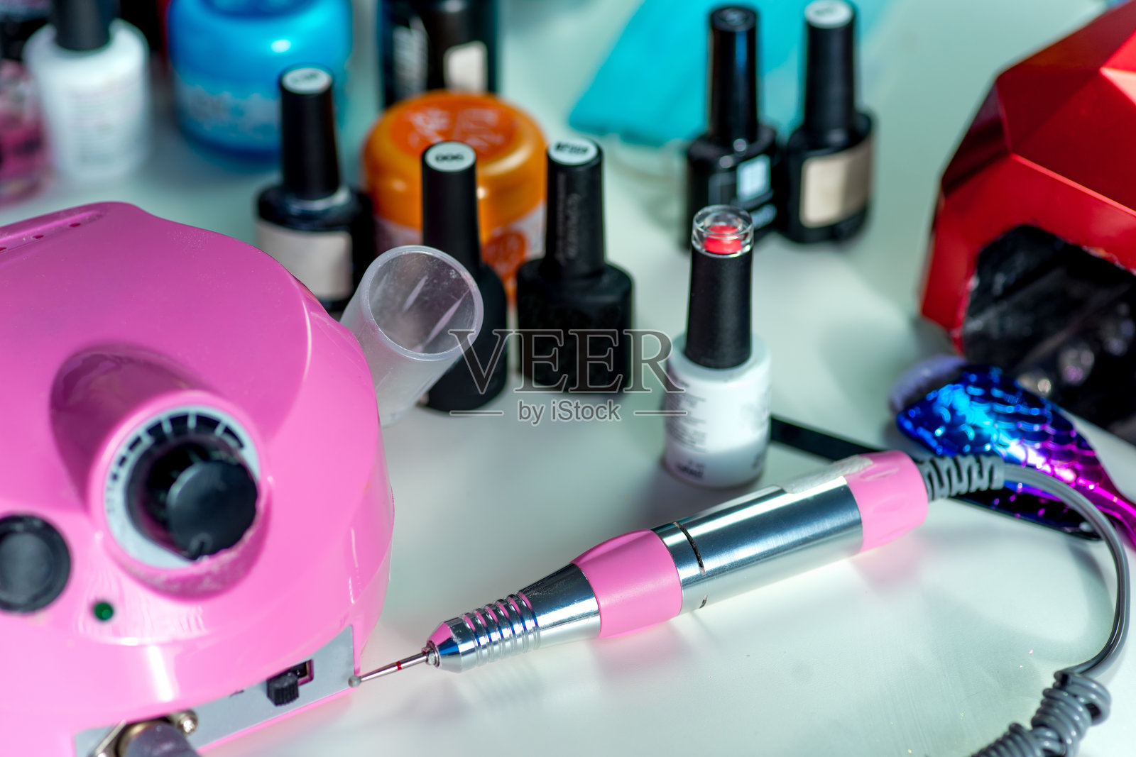 桌子上放着不同的美甲用品照片摄影图片