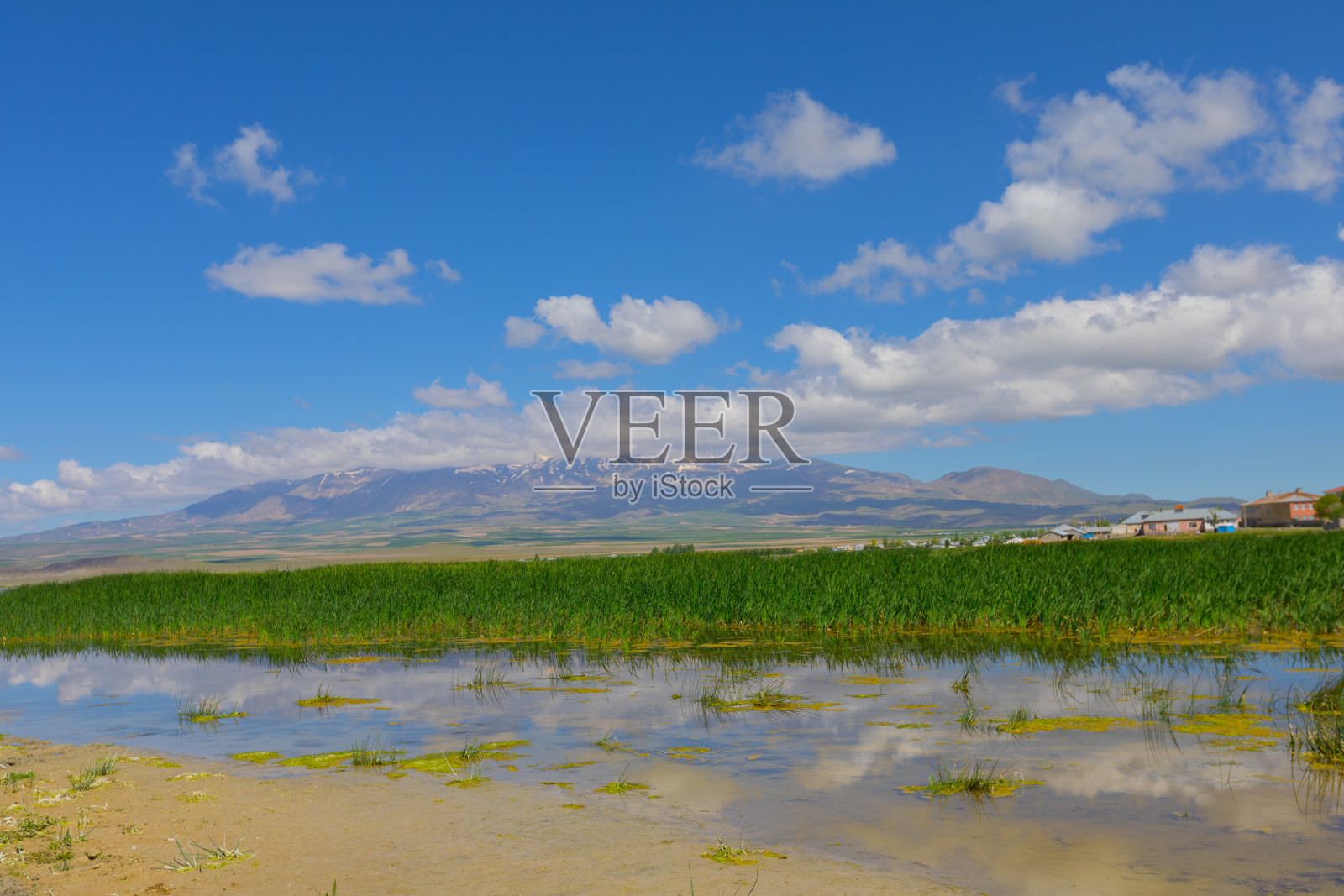 Adilcevaz湖和村庄照片摄影图片