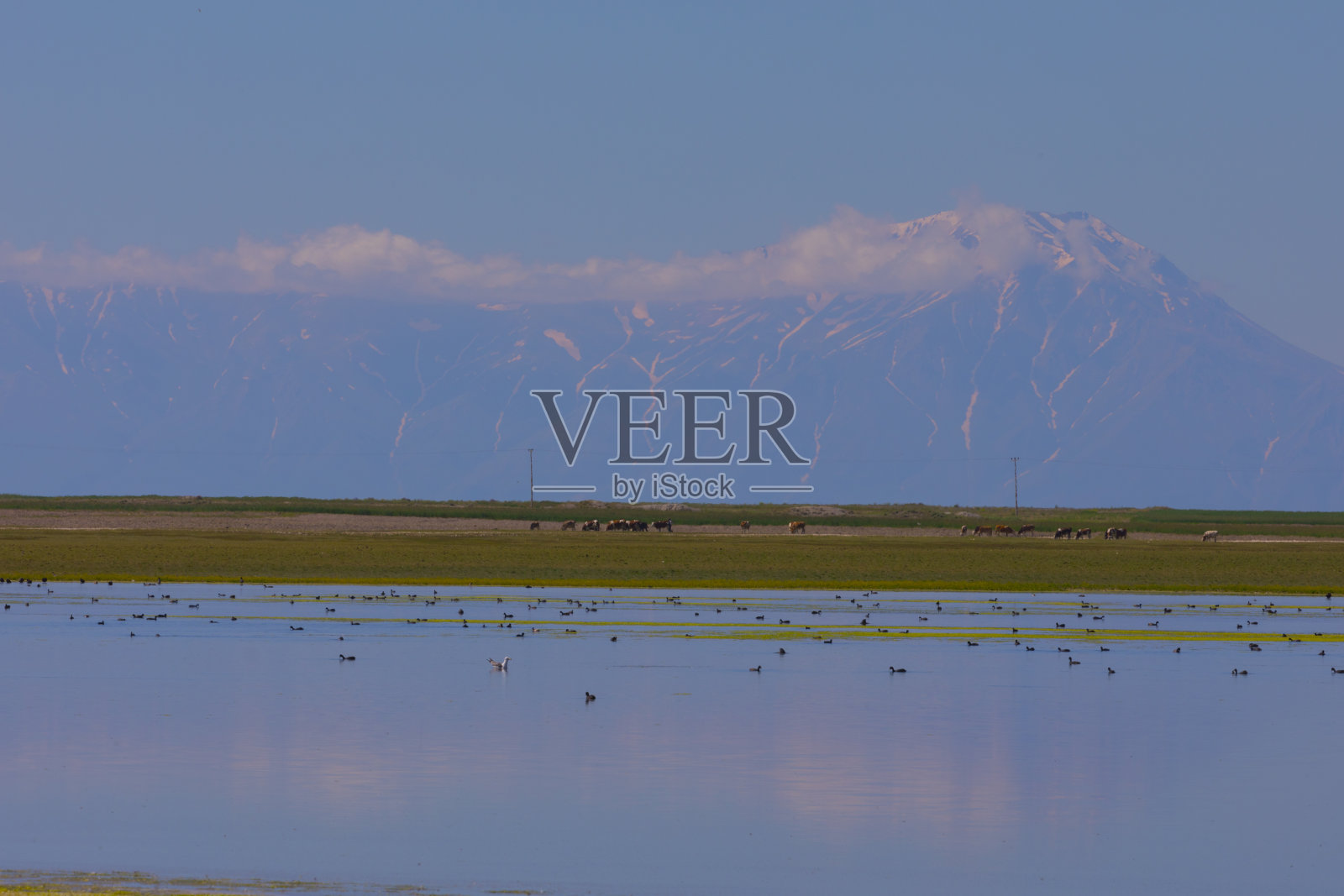 Adilcevaz湖和村庄照片摄影图片