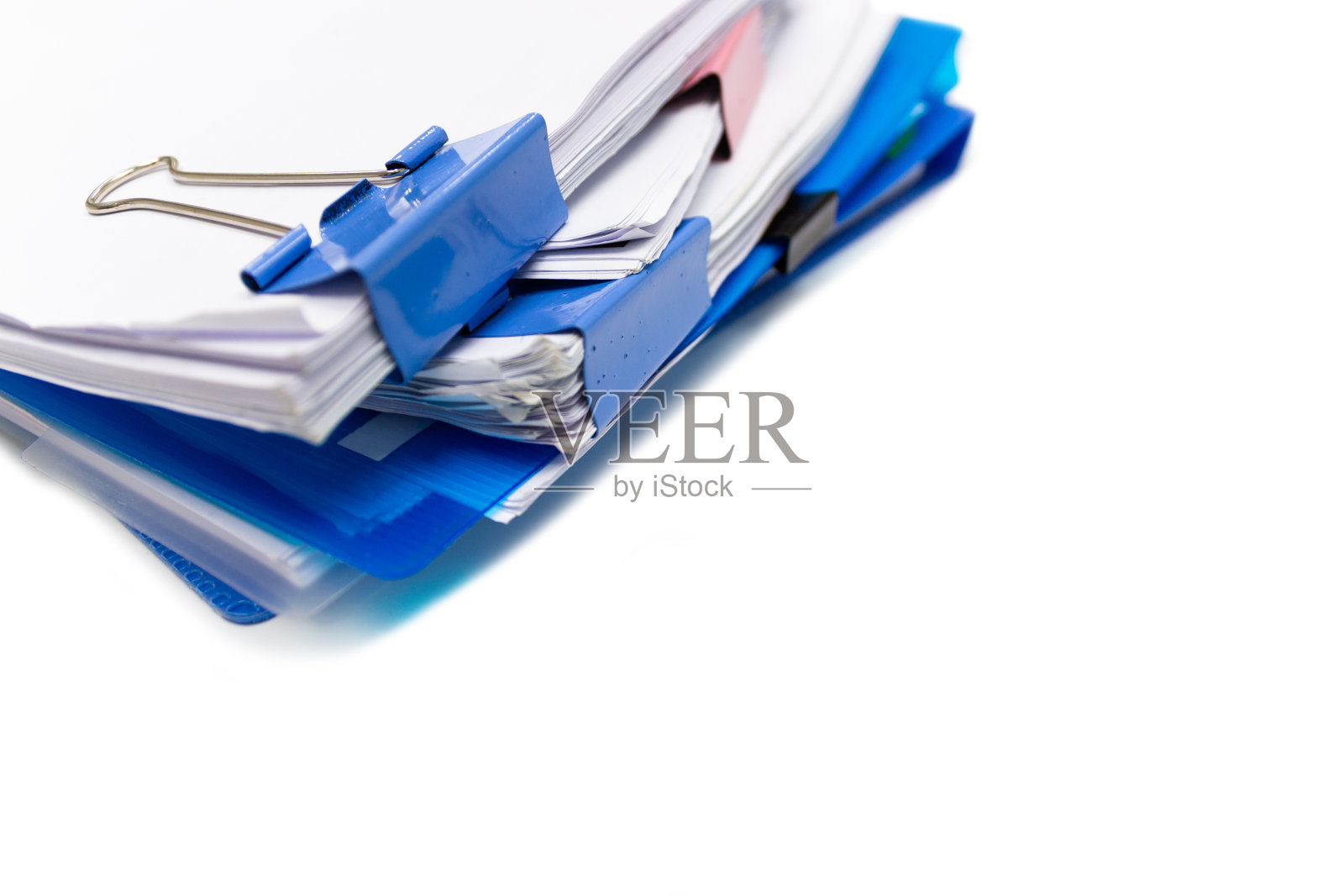 业务报告文件的文件夹和堆叠在桌面上照片摄影图片