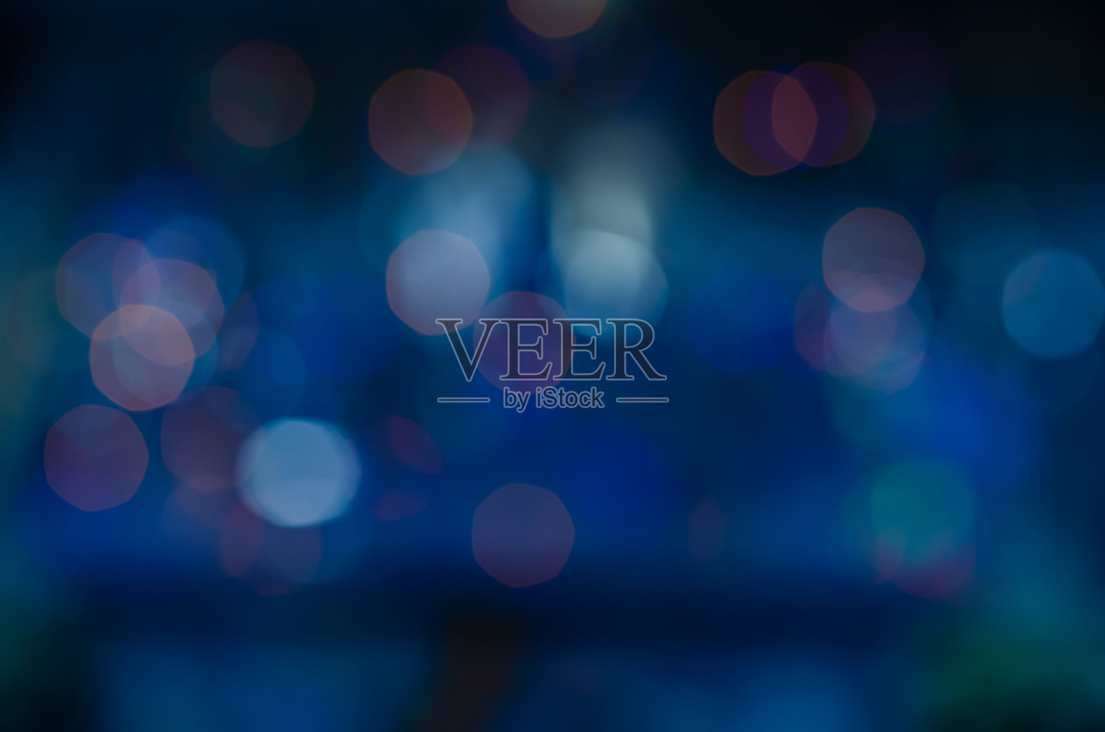 蓝色的散景抽象背景。粉红模糊暗紫色照片摄影图片