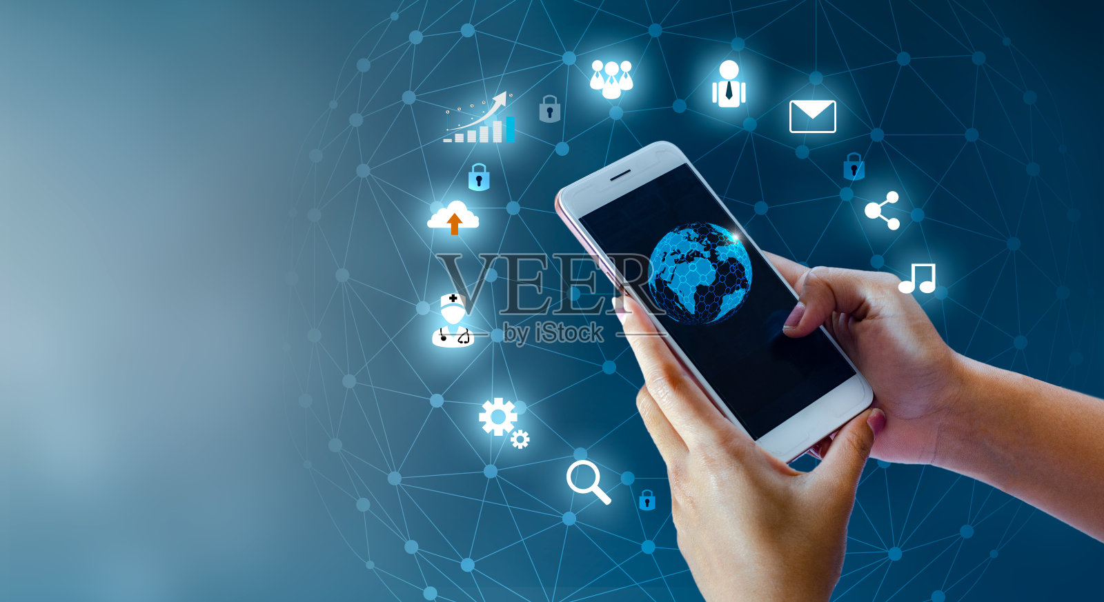 智能手机和全球连接不寻常的交流世界互联网商人按电话在互联网上交流。空格放信息蓝色调照片摄影图片