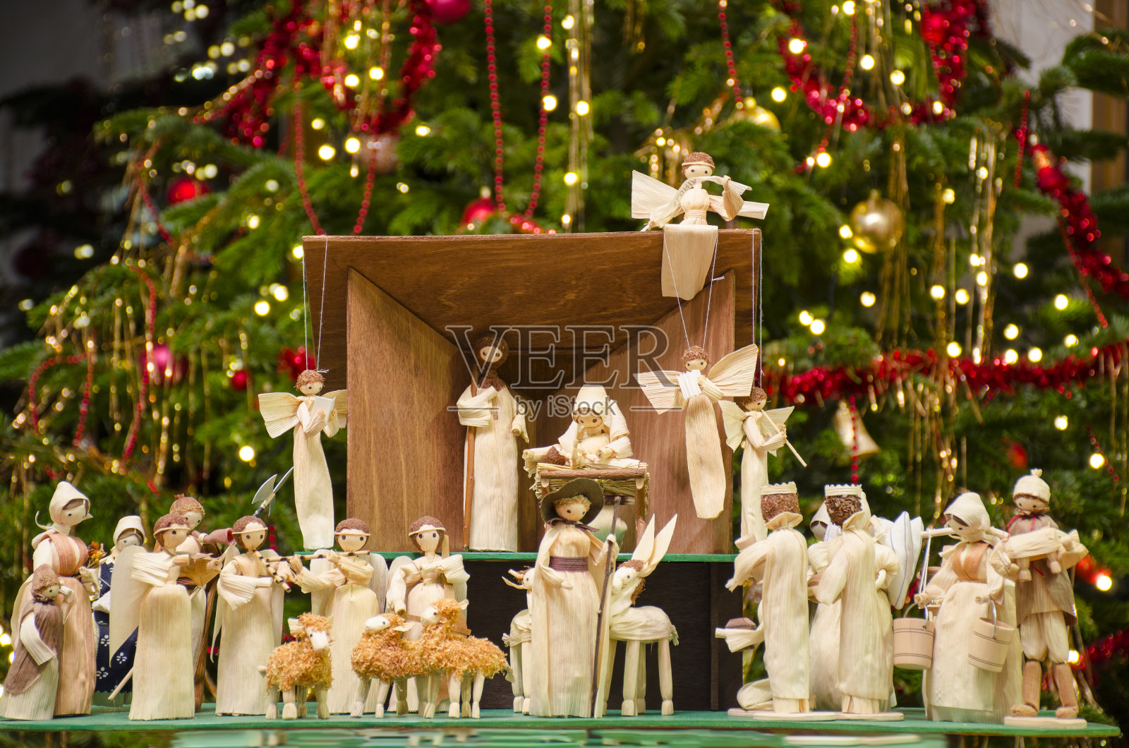 圣诞场景与模糊的圣诞树的背景。照片摄影图片