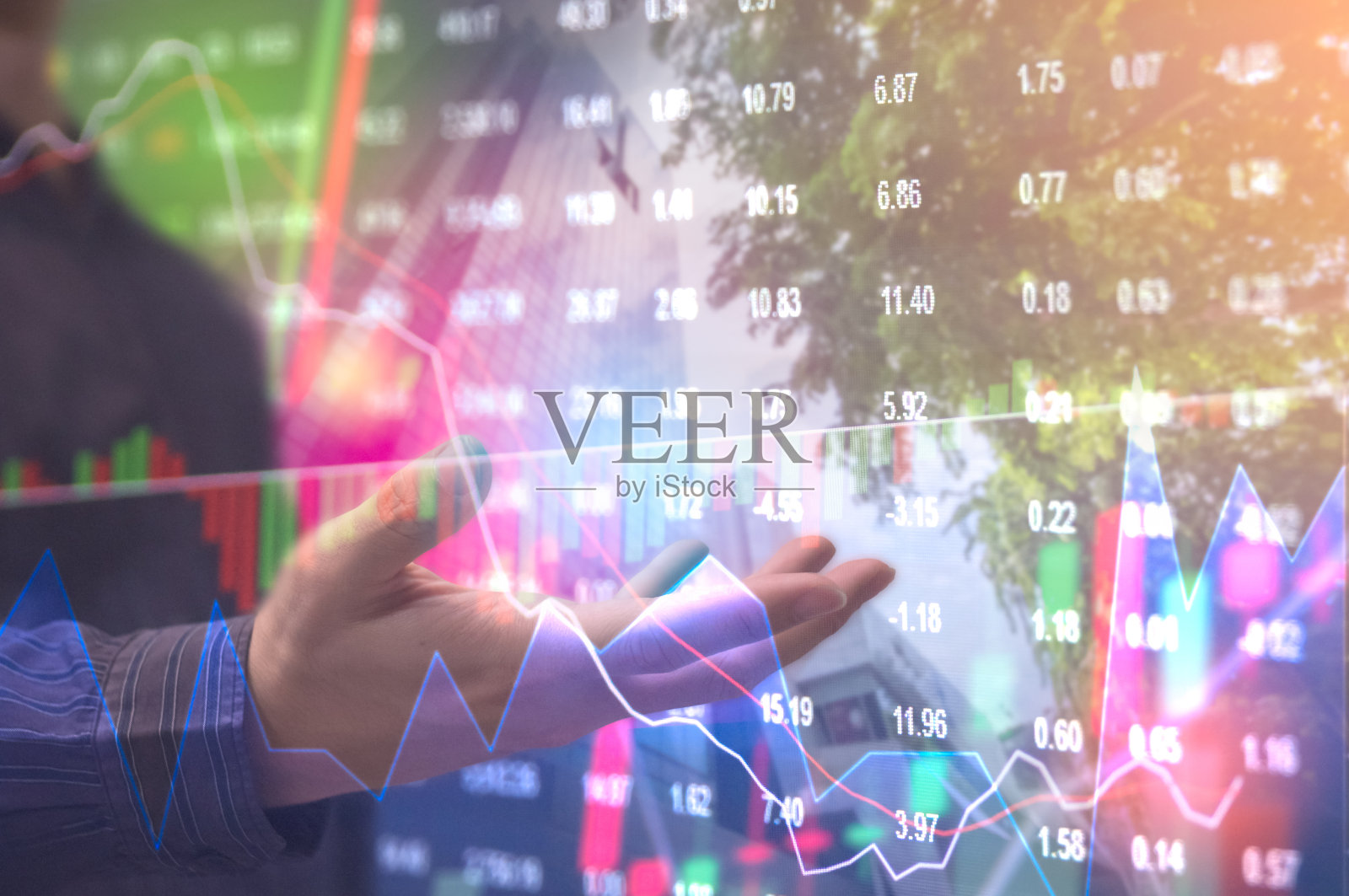 在抽象模糊图片上显示交易图，业务图和投资期货市场的交易监测，应用程序界面是交易股票，货币。股票经纪人的工具。照片摄影图片