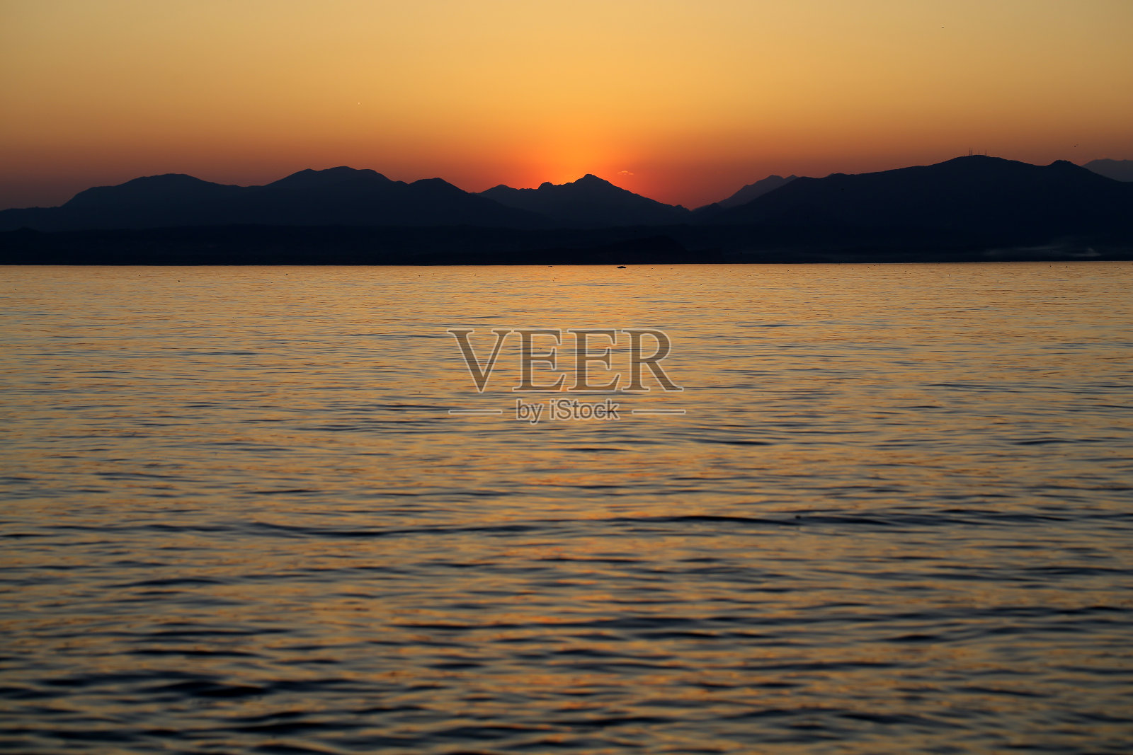 意大利加尔达湖美丽的日落照片摄影图片