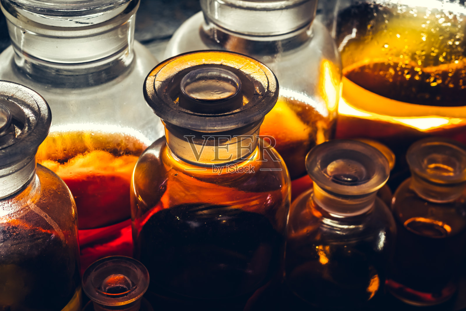 万圣节。三个装有彩色黏液和落叶的玻璃容器。万圣节前夕的巫术魔术概念照片摄影图片