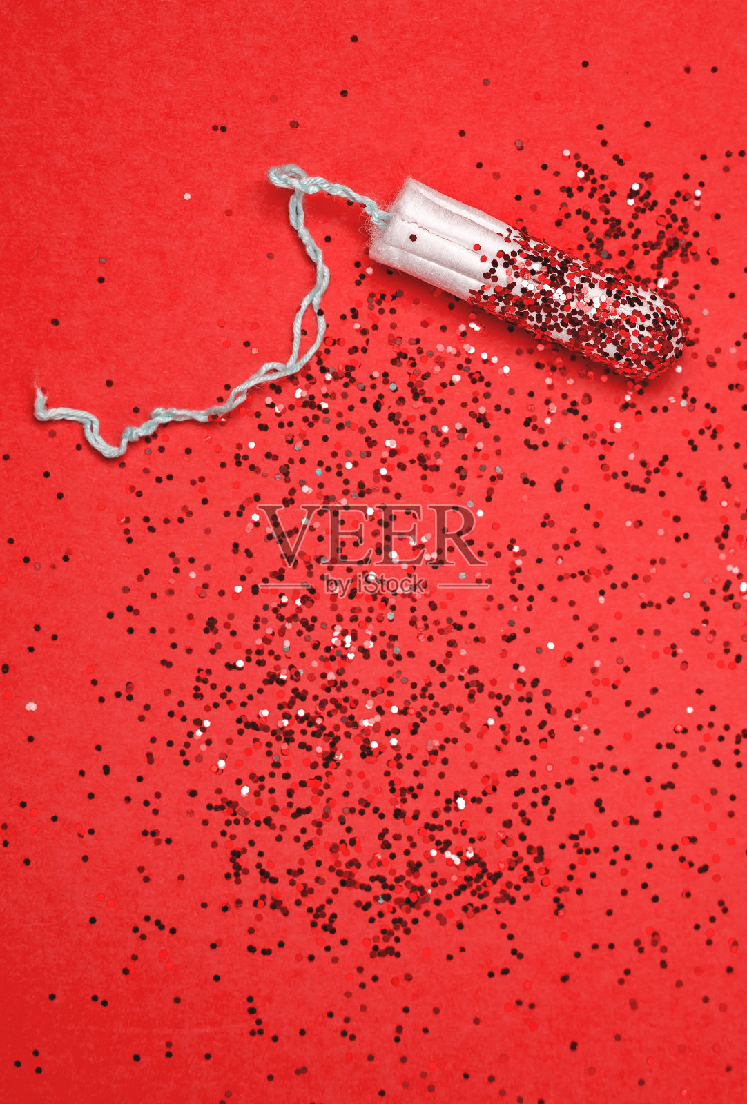 用红色闪光代替血液的卫生棉条照片摄影图片