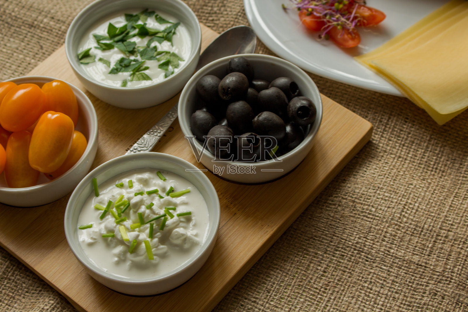 用小碗盛有添加剂的早餐。照片摄影图片