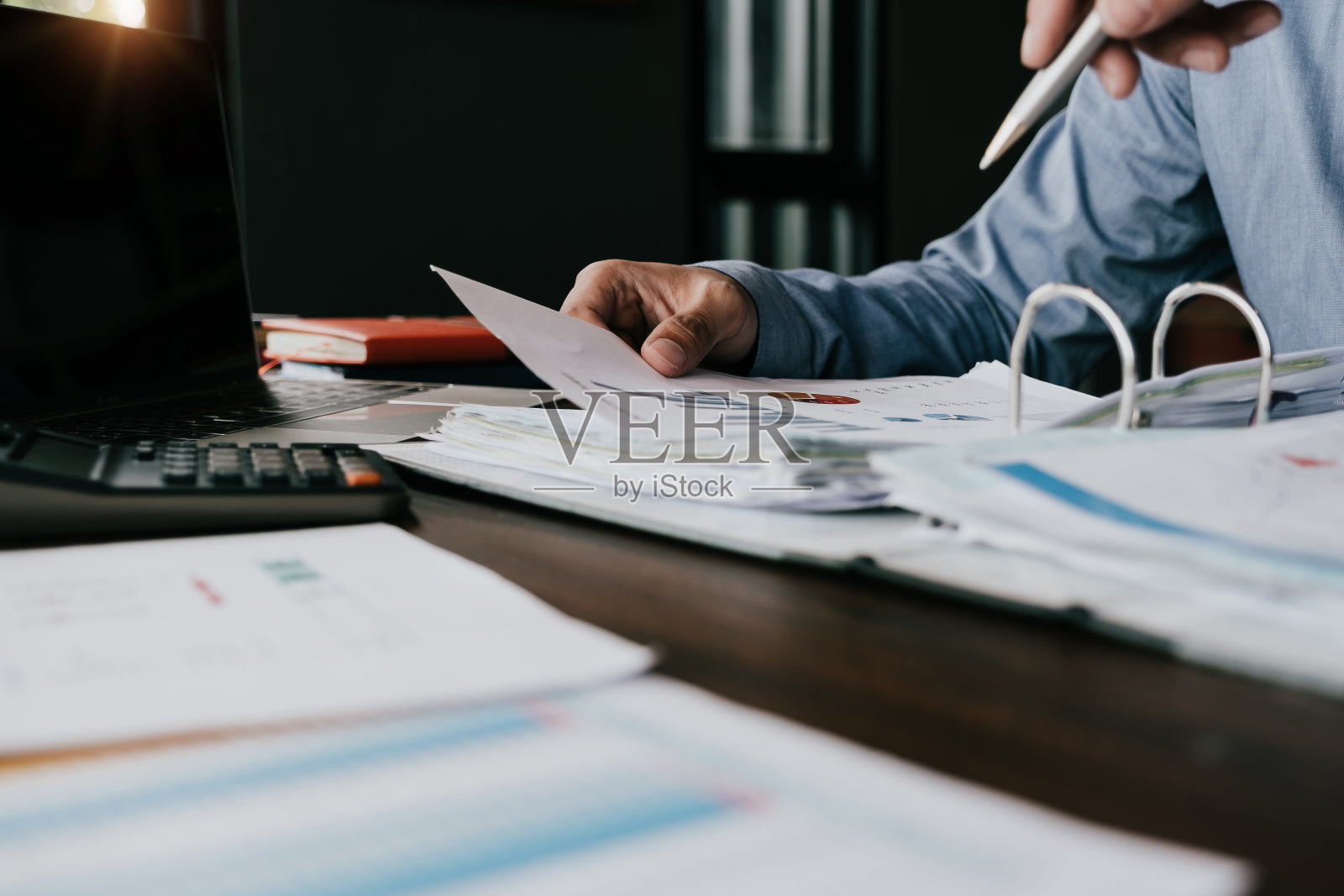 商务项目团队在办公室会议室共同进行财务讨论分析。照片摄影图片