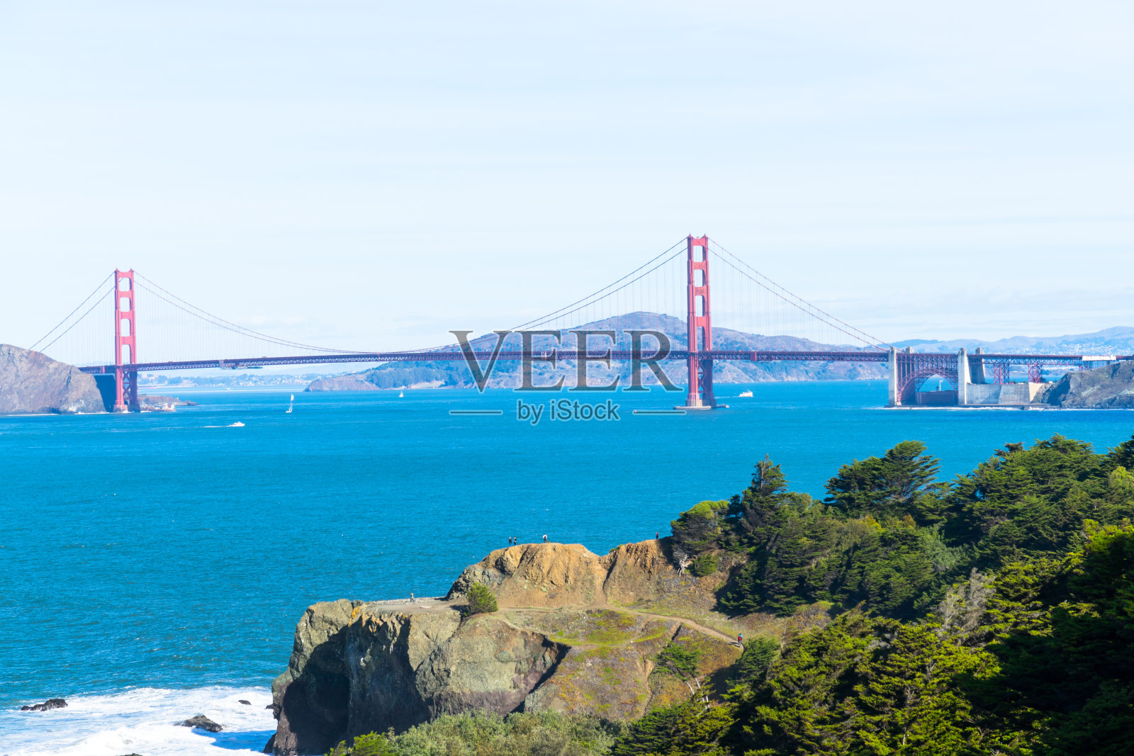金门大桥在兰兹的景色结束在旧金山。夏天，云，岩石，海，植物。照片摄影图片