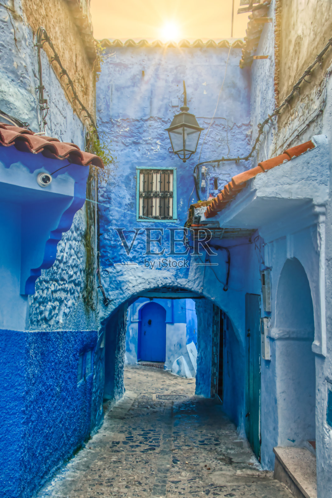Chaouen的拱门小巷，被称为蓝色城市，这是摩洛哥北部一个美丽的小镇，经常有来自世界各地的游客前来参观。照片摄影图片