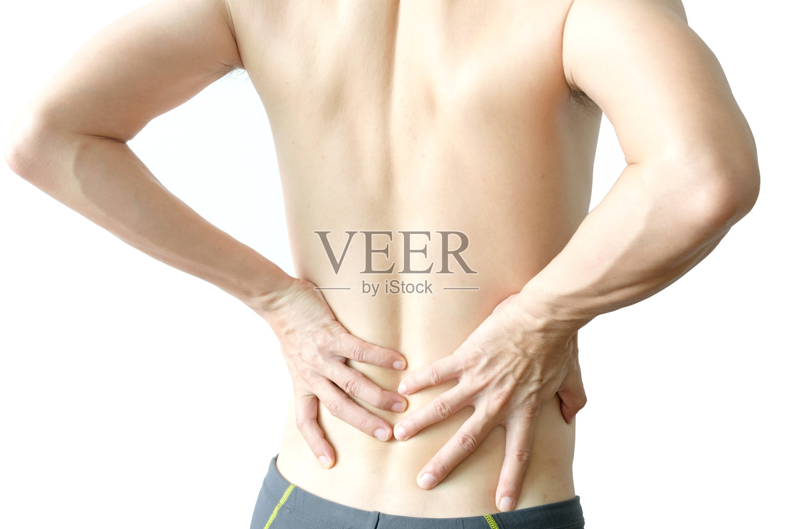 在公园里，男人的手被抓到了腰部，而她的背部很痛。运动的原因。照片摄影图片