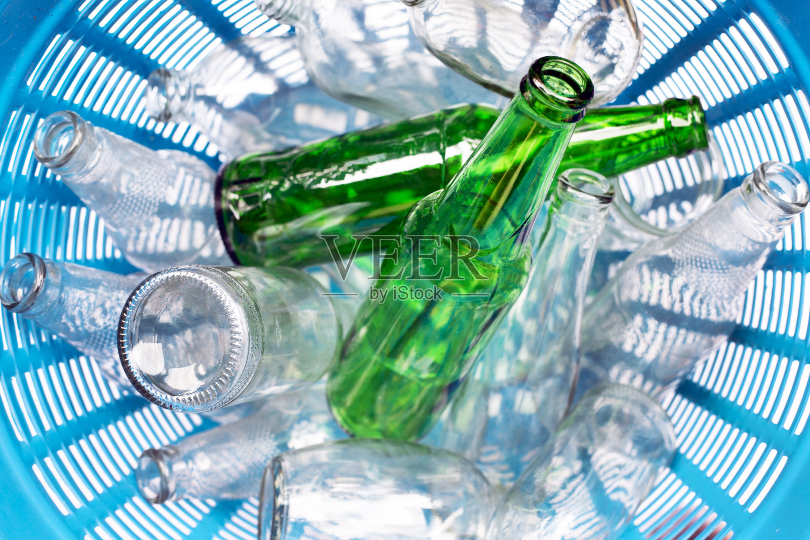 垃圾桶里的玻璃瓶。照片摄影图片