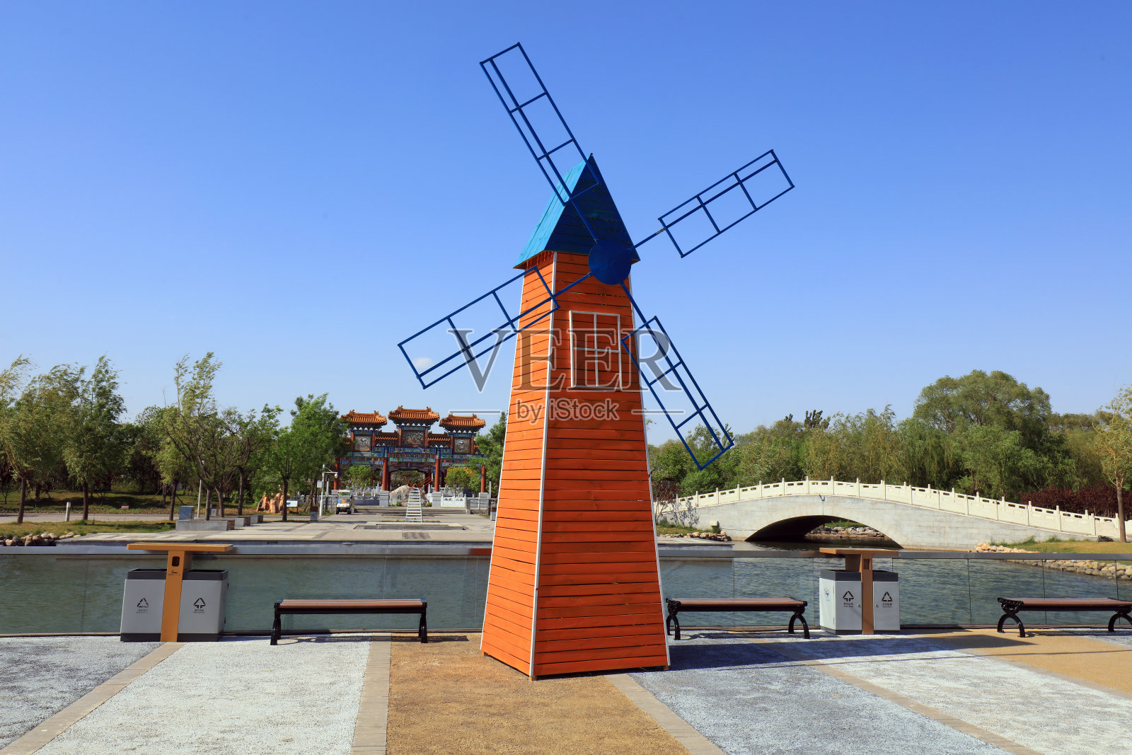 公园内的风车建筑景观照片摄影图片
