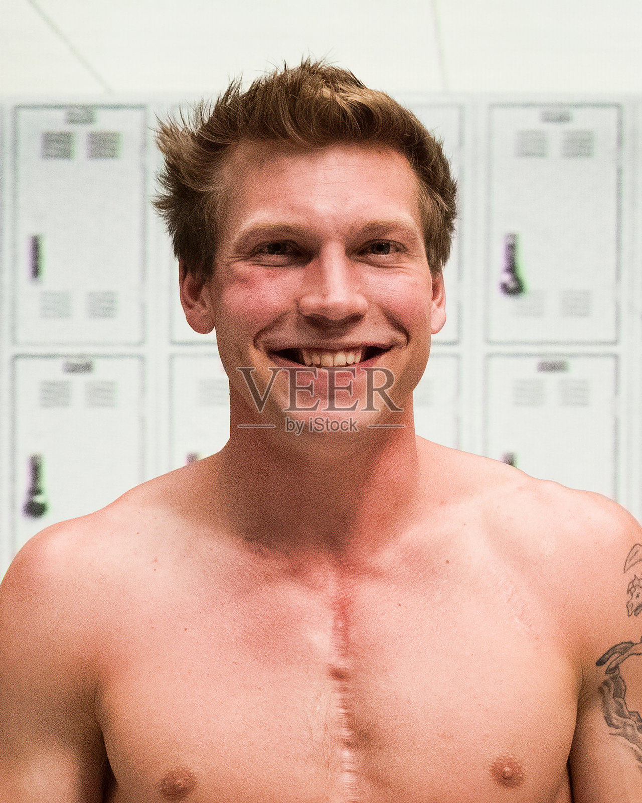 一个穿着内衣的裸男在健身房的更衣室里照片摄影图片