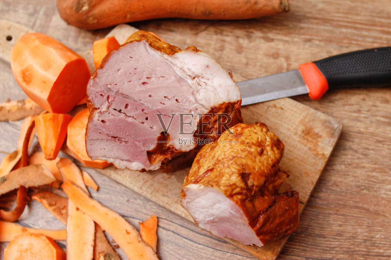 整块切碎的生红薯和自制熏肉照片摄影图片