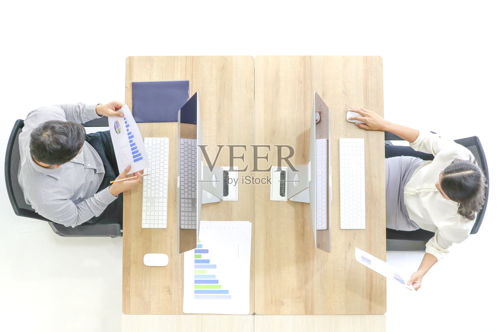 人们在电脑上工作，俯视图。照片摄影图片