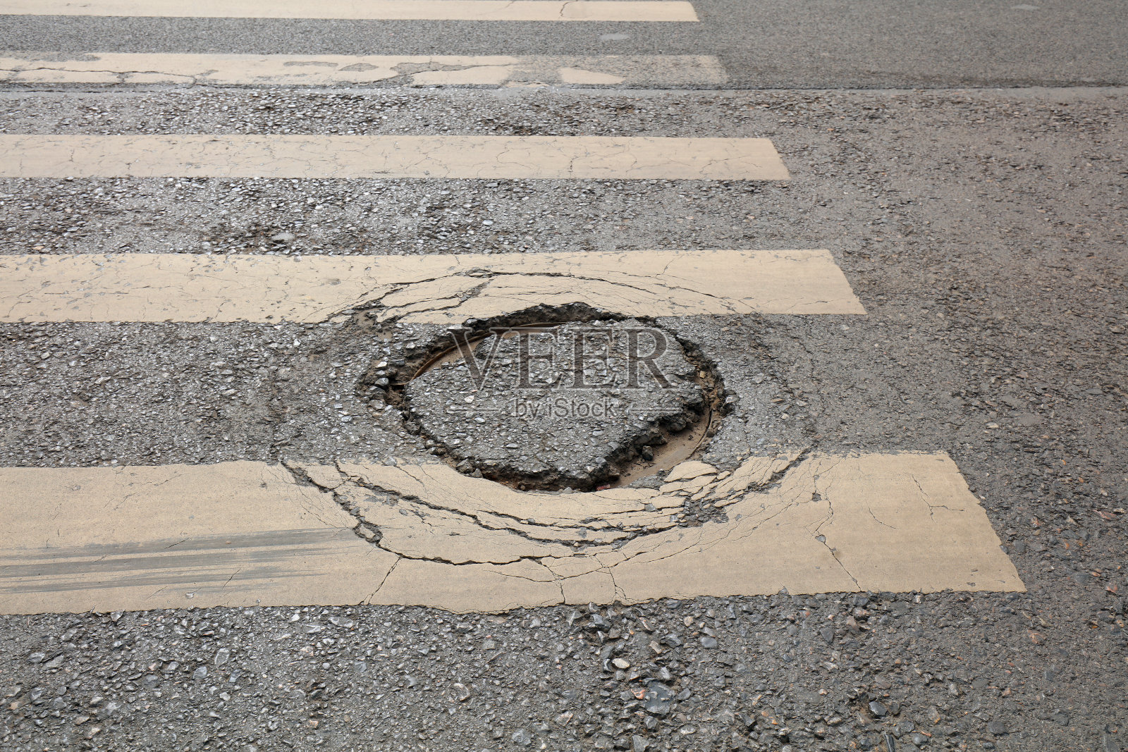 市政井盖破损照片摄影图片