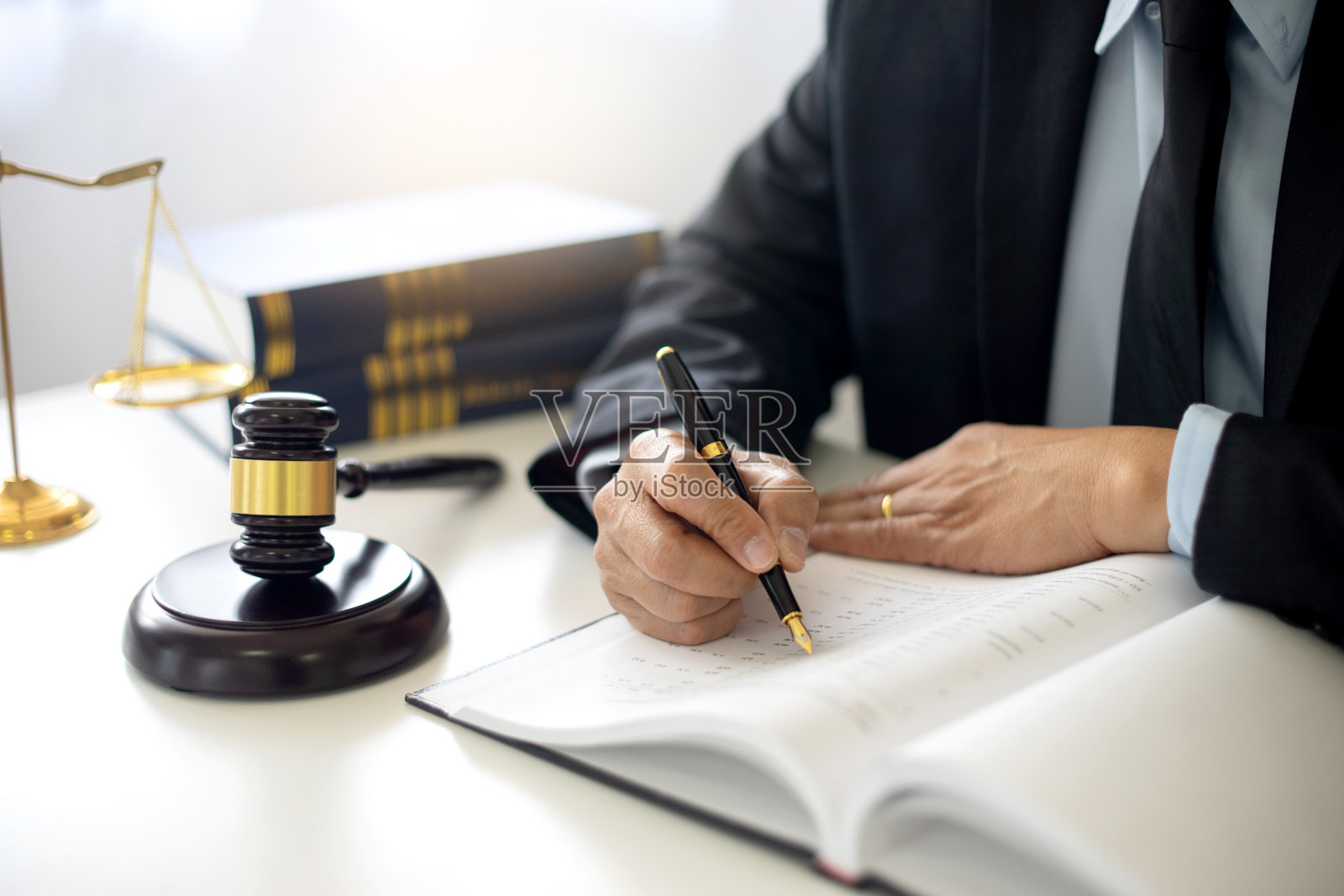 法官律师在办公室用木槌工作照片摄影图片