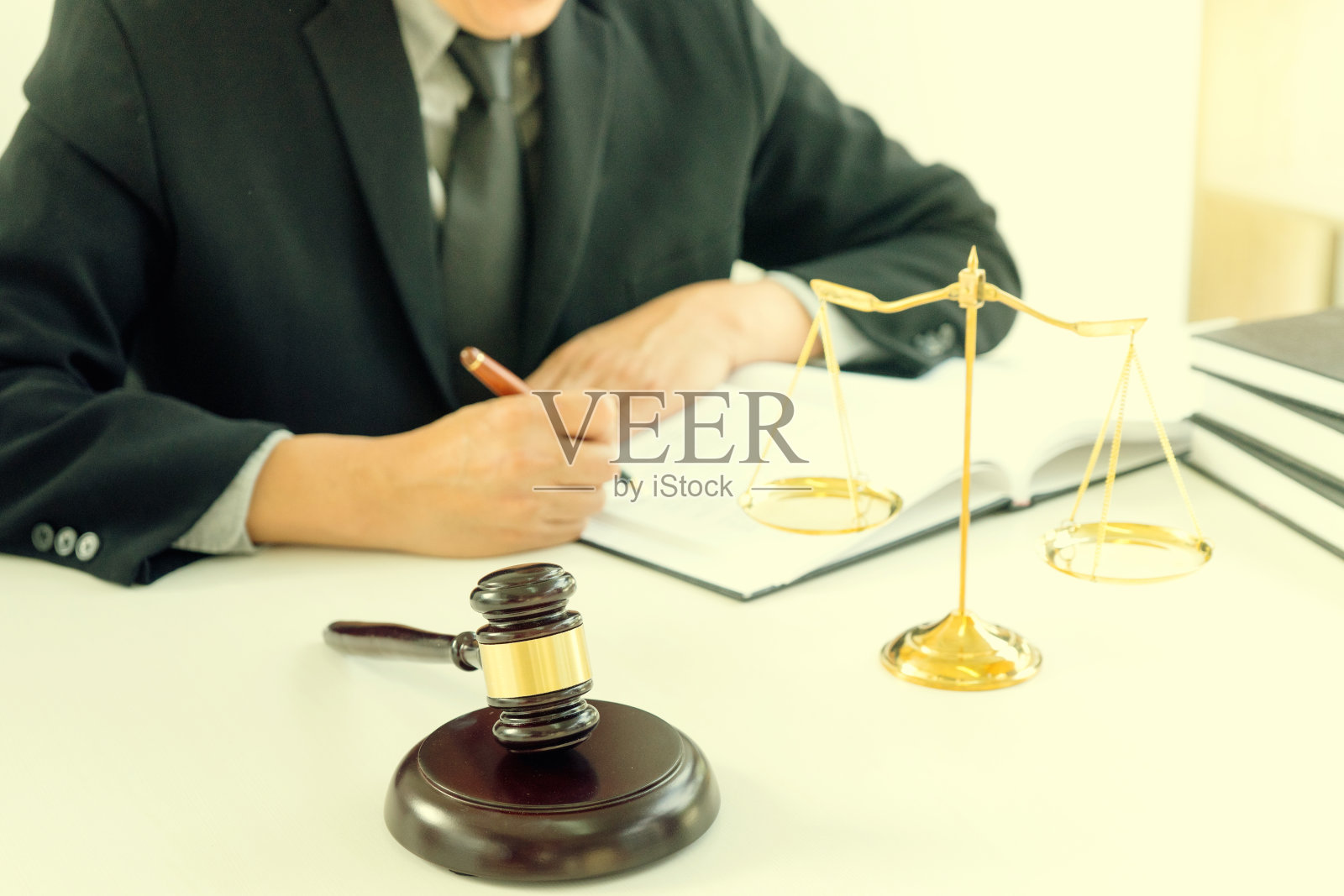 法官、律师在办公室里用木槌平衡工作照片摄影图片