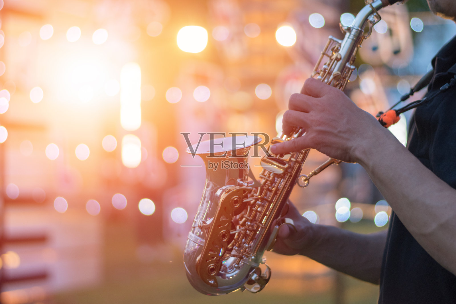 国际爵士日和世界爵士节。萨克斯管，由萨克斯管演奏家在音乐节上演奏的乐器。照片摄影图片