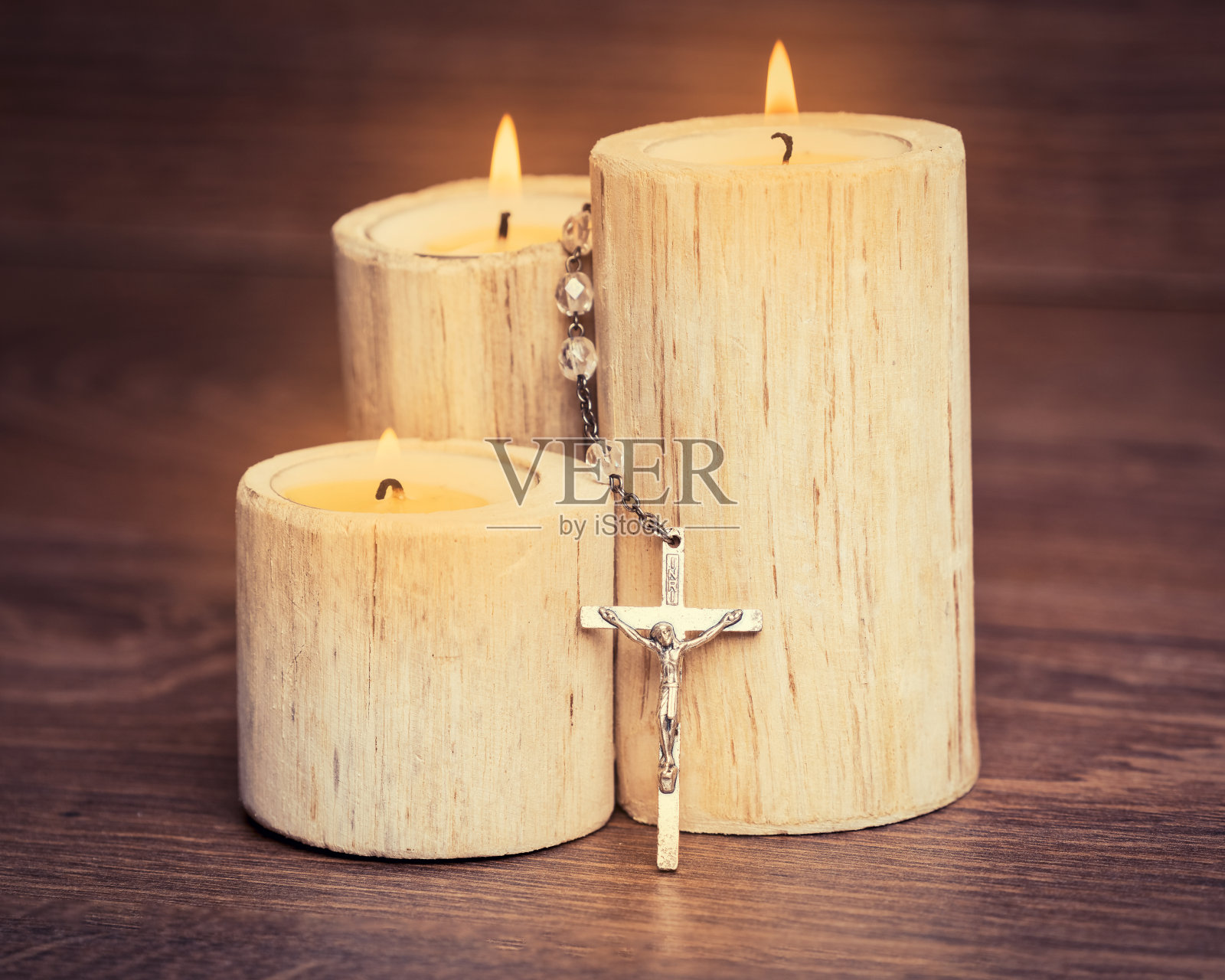 银质念珠与蜡烛上的耶稣近距离照片摄影图片