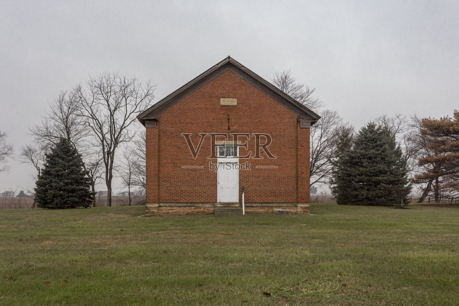 红砖建筑独自坐落在绿草地上照片摄影图片