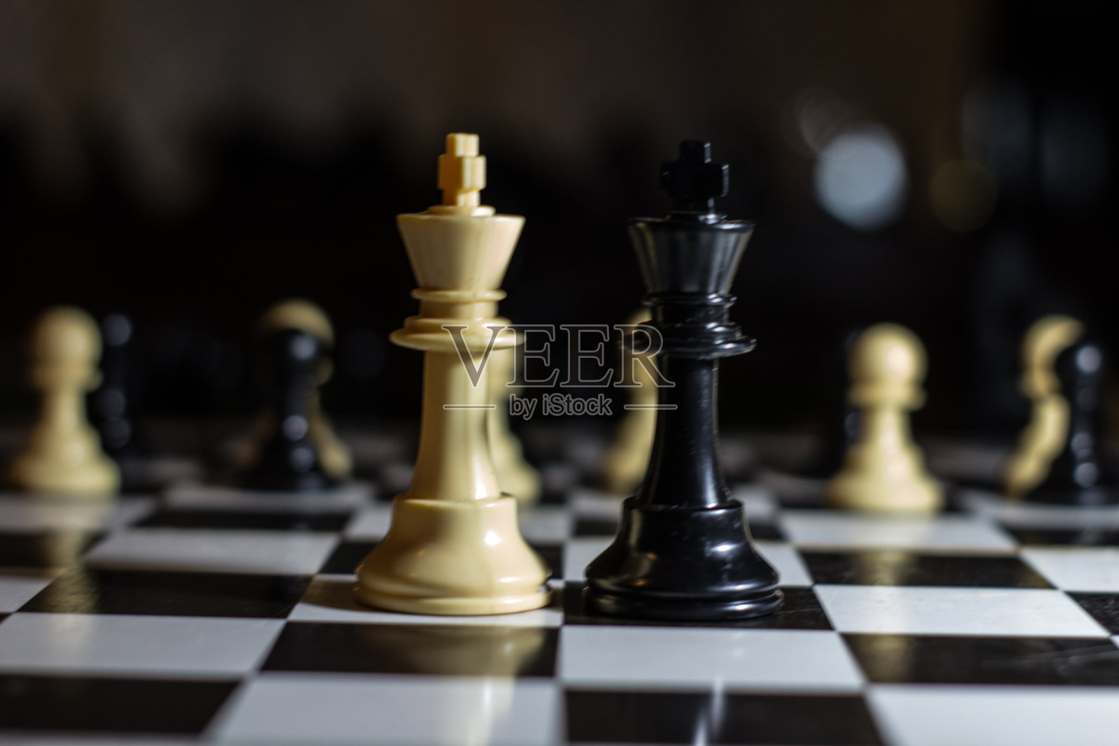 两王棋局对峙对抗一场来自革命的卒子联盟照片摄影图片