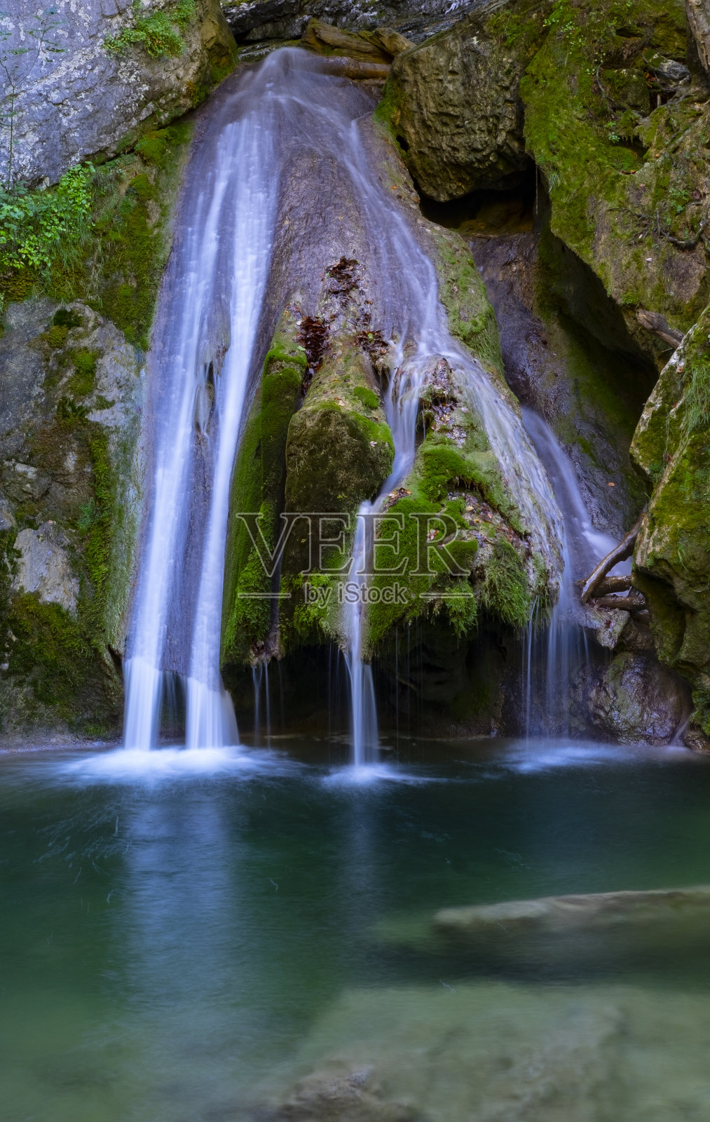 纳瓦拉比利牛斯山的贝拉巴斯瀑布照片摄影图片