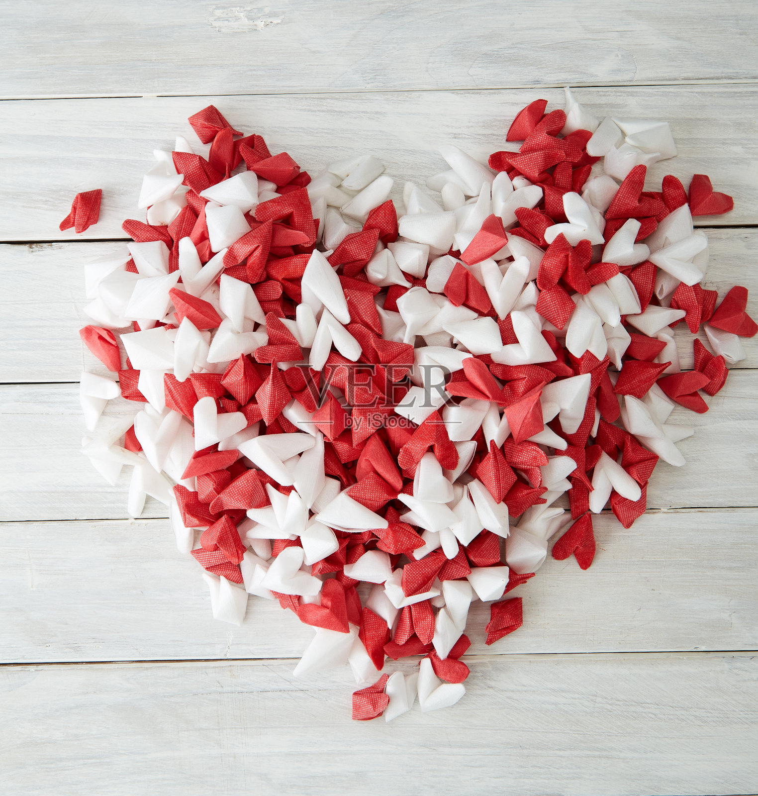 情人节背景心纸上的爱情白木头照片摄影图片