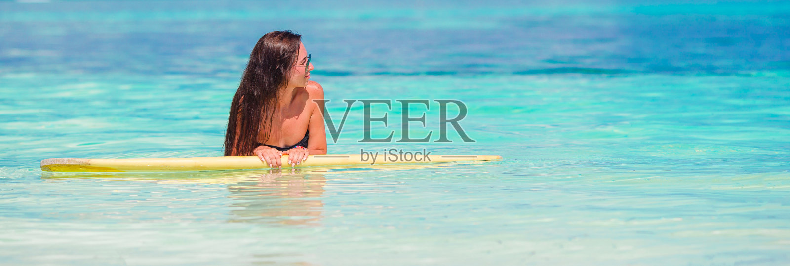 美丽的健身冲浪女人在暑假冲浪照片摄影图片