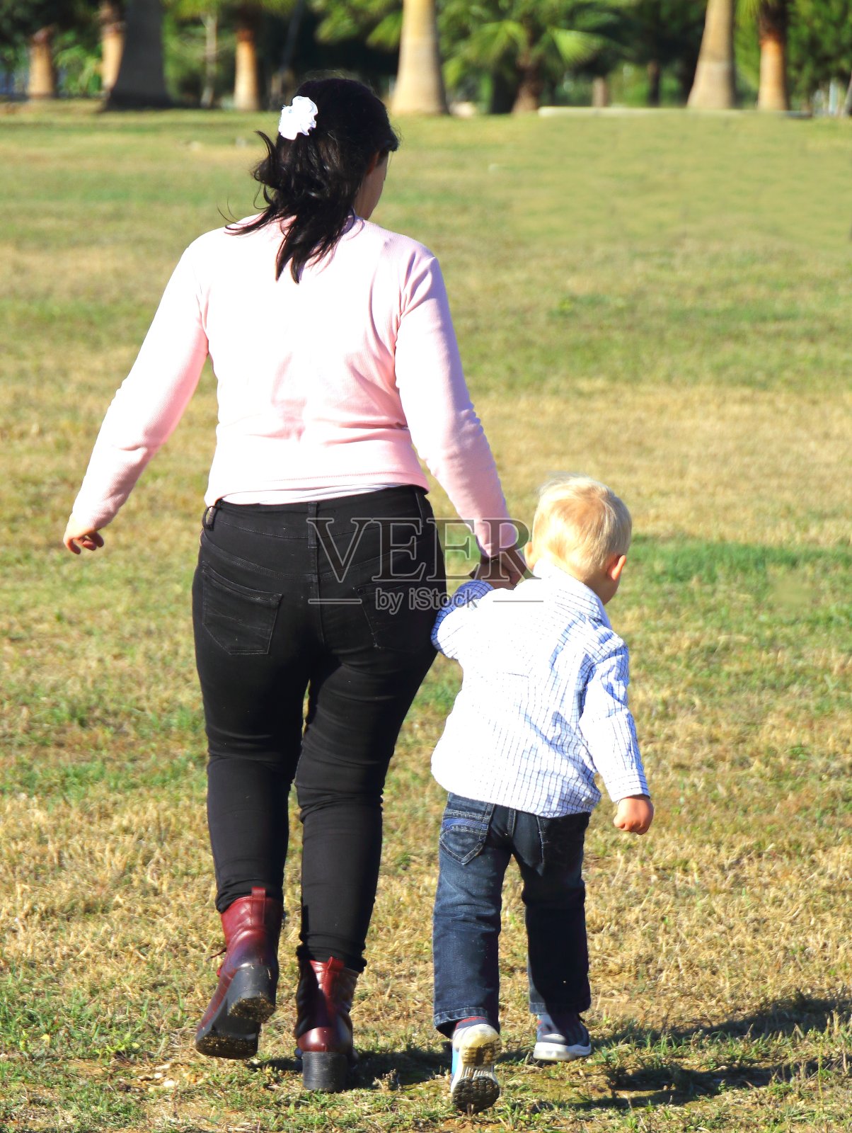 妈妈和儿子在一起玩照片摄影图片