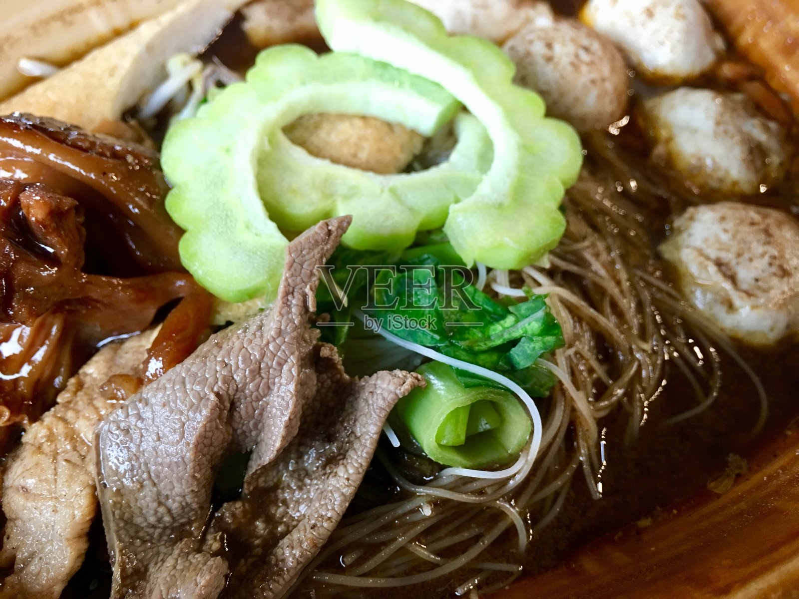 用筷子将面条放入碗中调味照片摄影图片