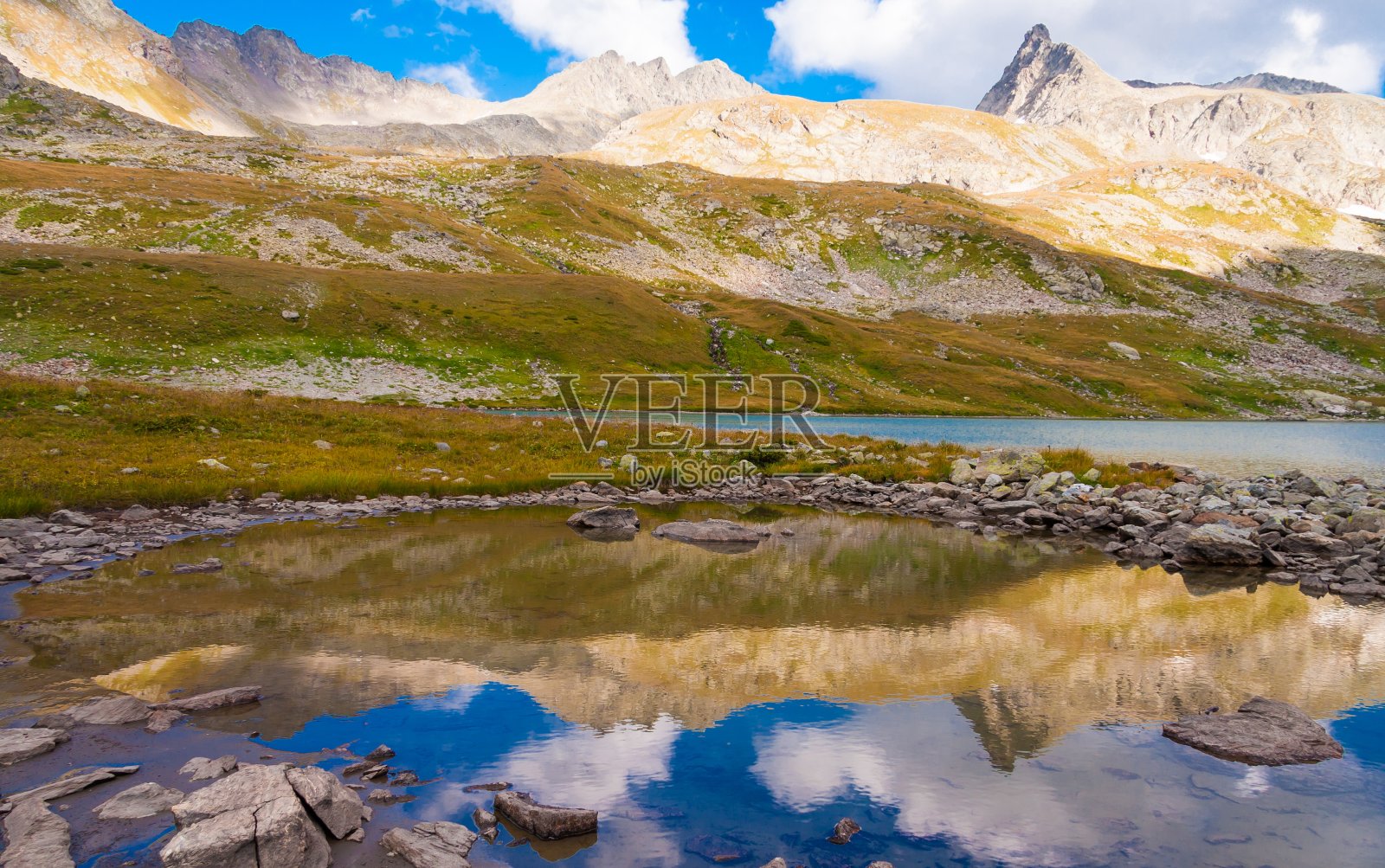 湖夏天。的一天。岩石景观照片摄影图片