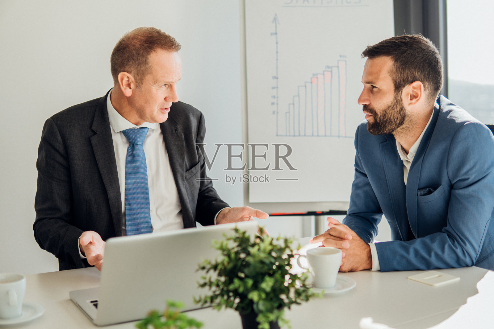 商务人士共用一间办公室照片摄影图片