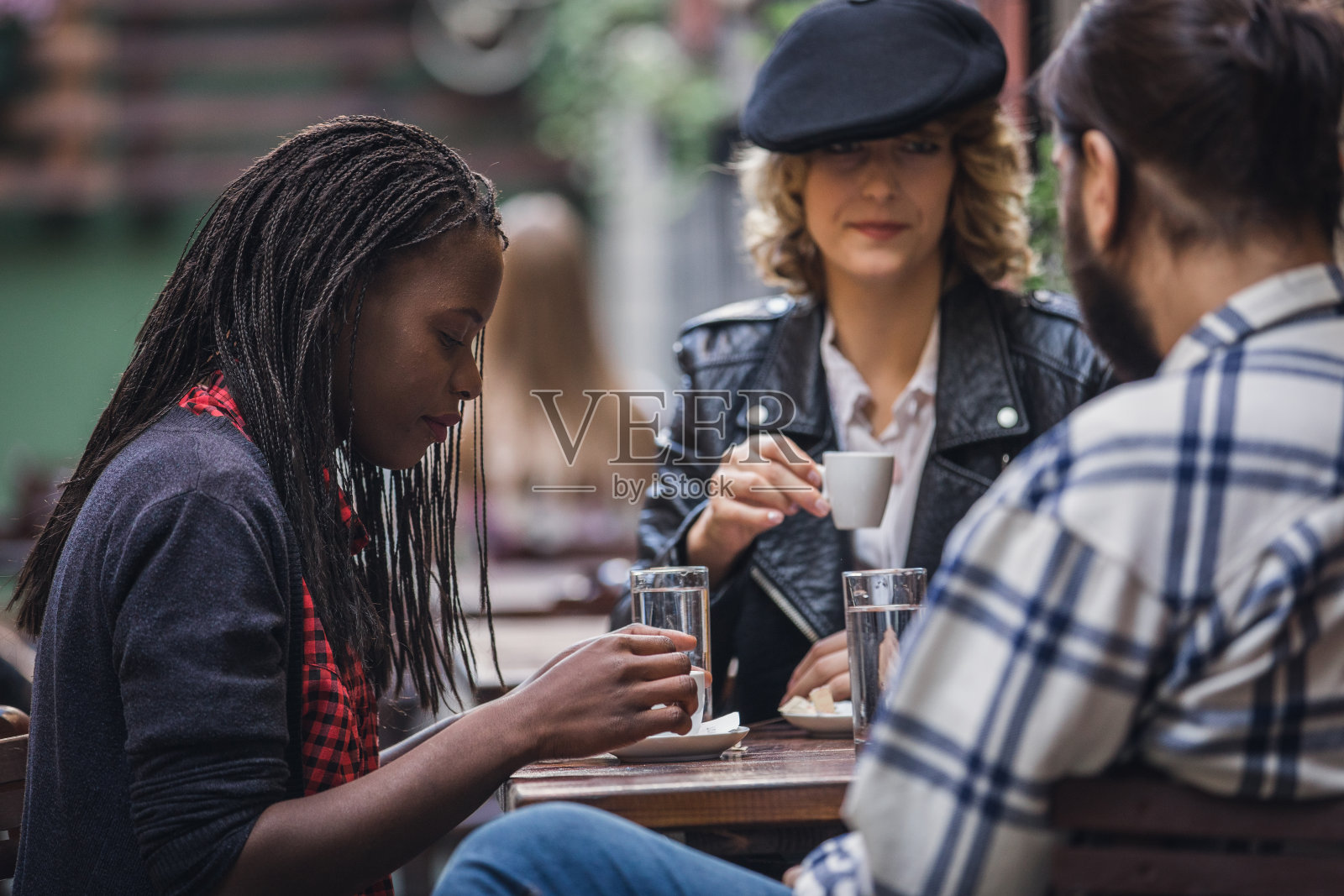快乐的朋友在咖啡店照片摄影图片