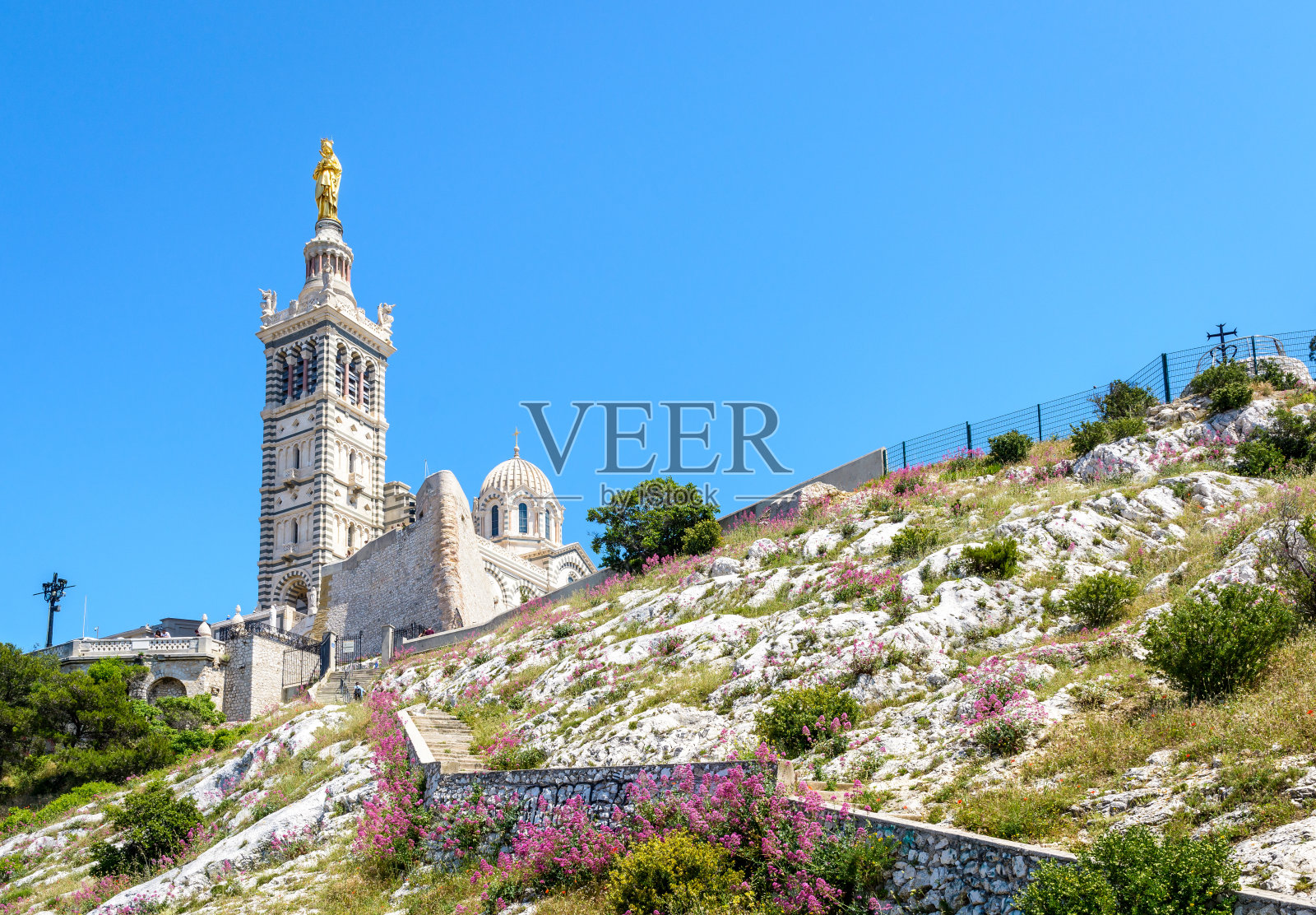 法国马赛圣母院大教堂。照片摄影图片