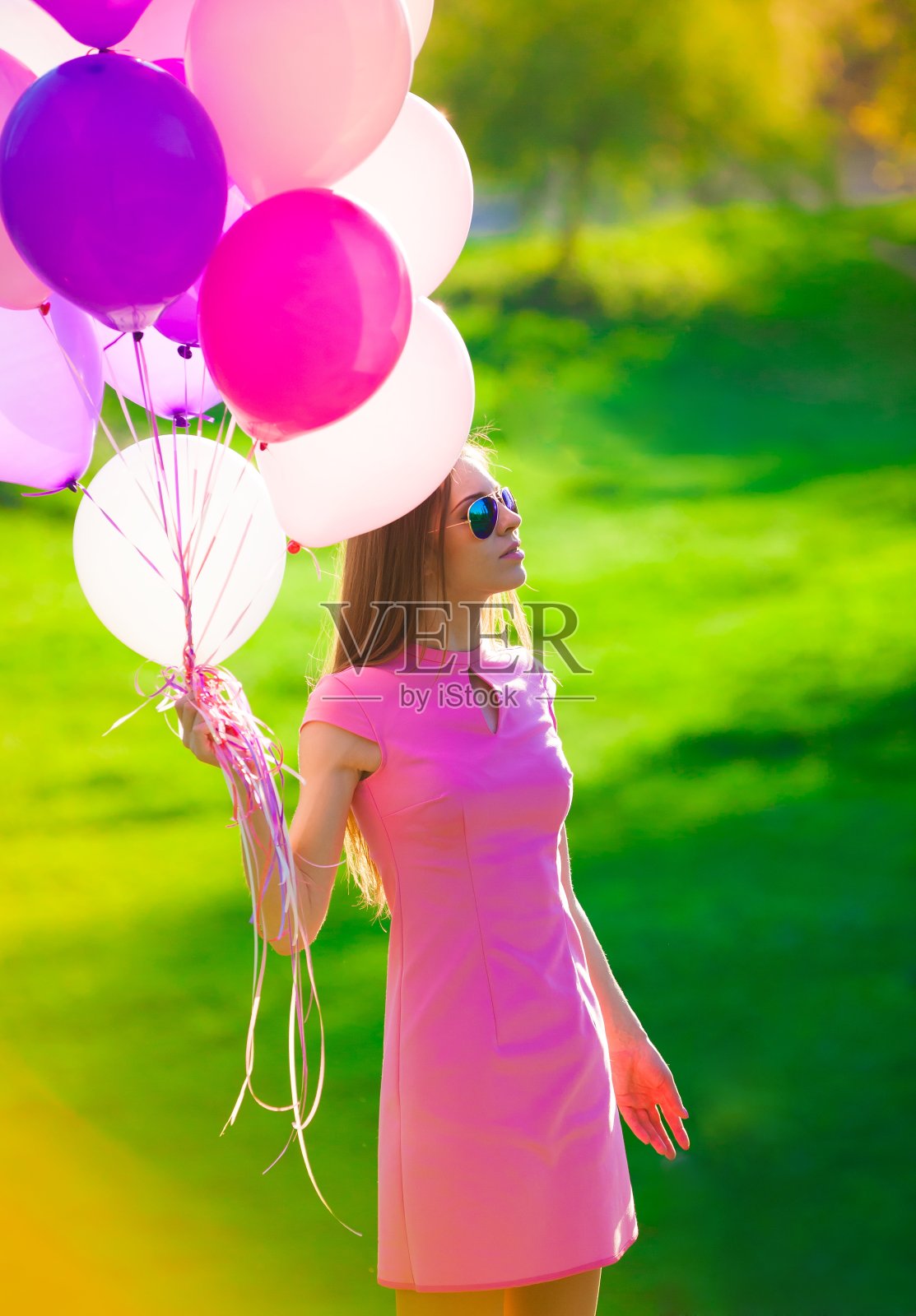 女人气球，近处，森林照片摄影图片