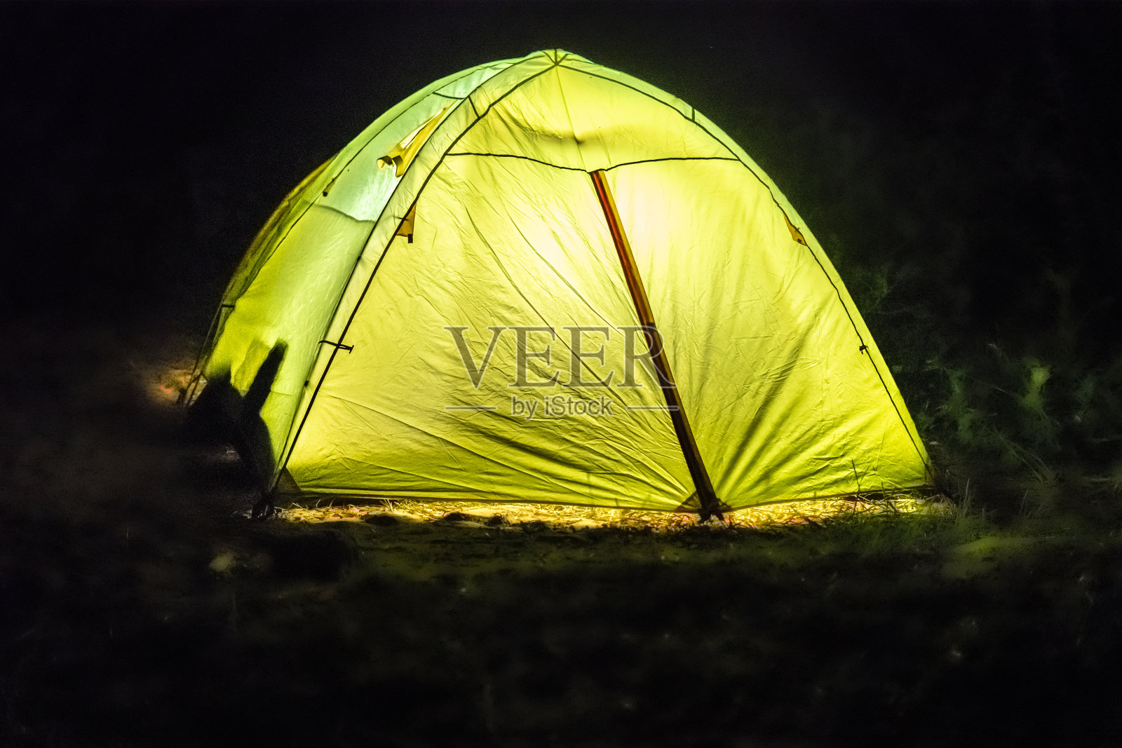 可爱的帐篷在宽阔的森林在夏天的夜晚发光照片摄影图片