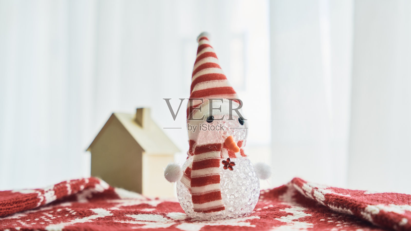 在家里的餐桌上装饰雪人和圣诞节照片摄影图片