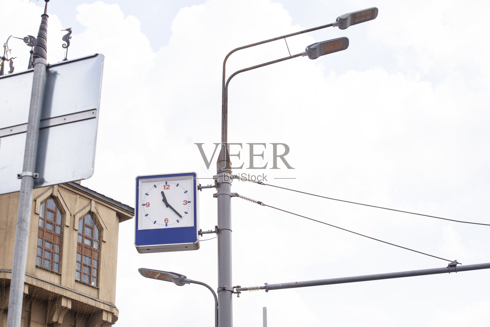 街钟和街灯照片摄影图片